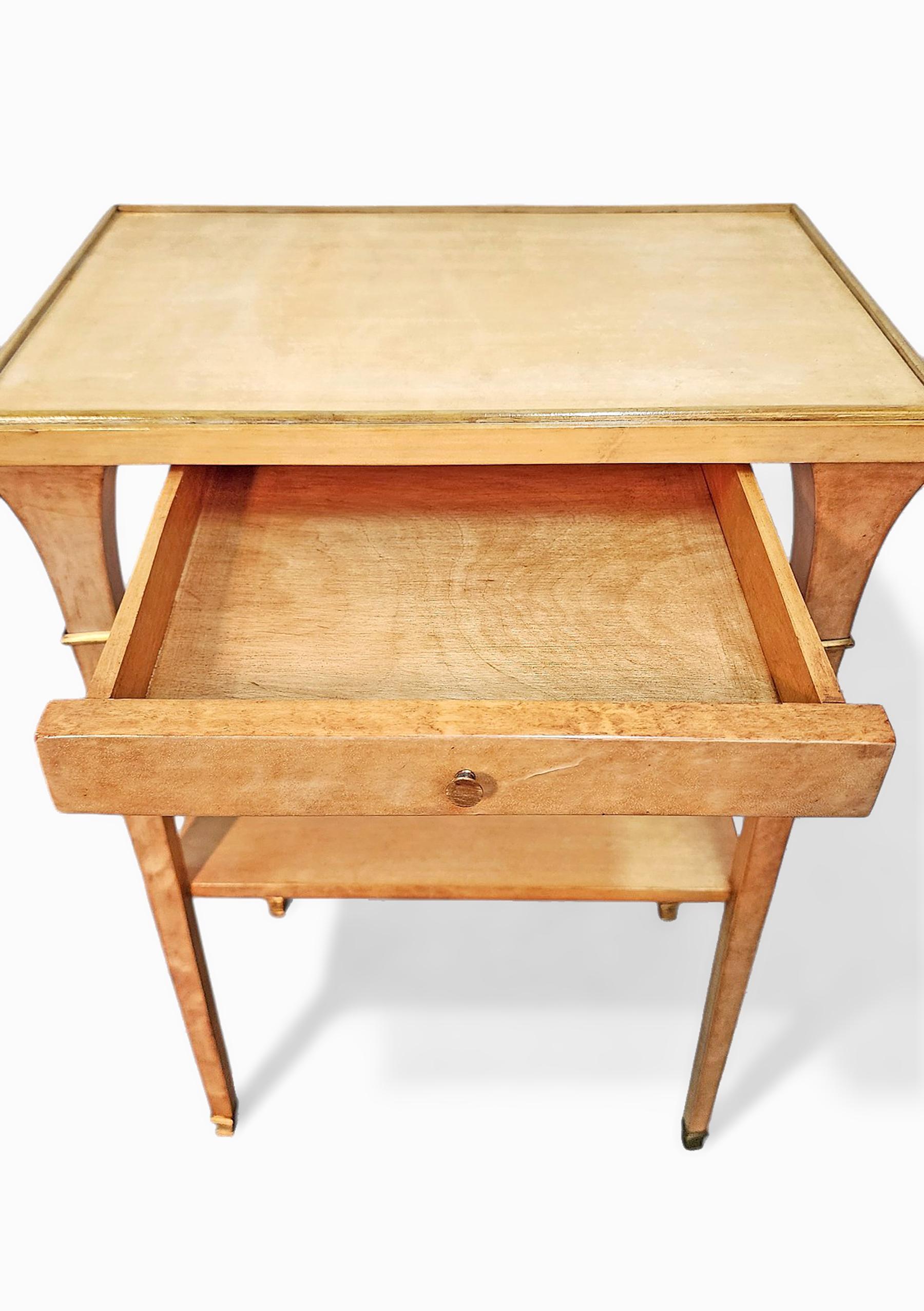 Pareja de mesas auxiliares de madera recubiertas de pergamino de mediados de siglo, Maison Jansen, Francia en venta 2