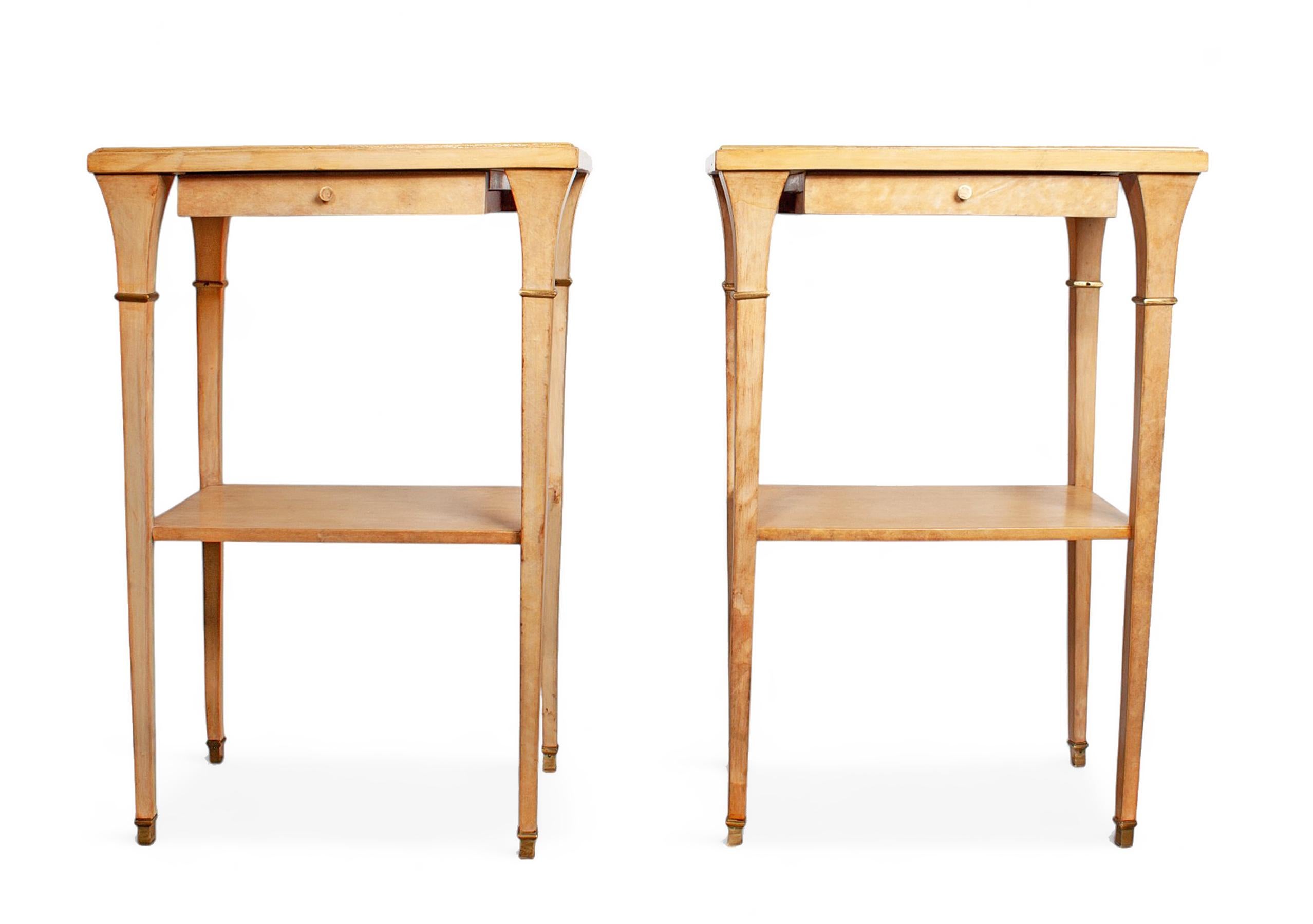 Pareja de mesas auxiliares modernas de mediados de siglo de madera apergaminada de Maison Jansen, Francia

Por: Maison Jansen
Material: madera, metal, papel pergamino
Técnica: tallado, tallado a mano, artesanía, metalistería
Dimensiones: 12 pulg. x