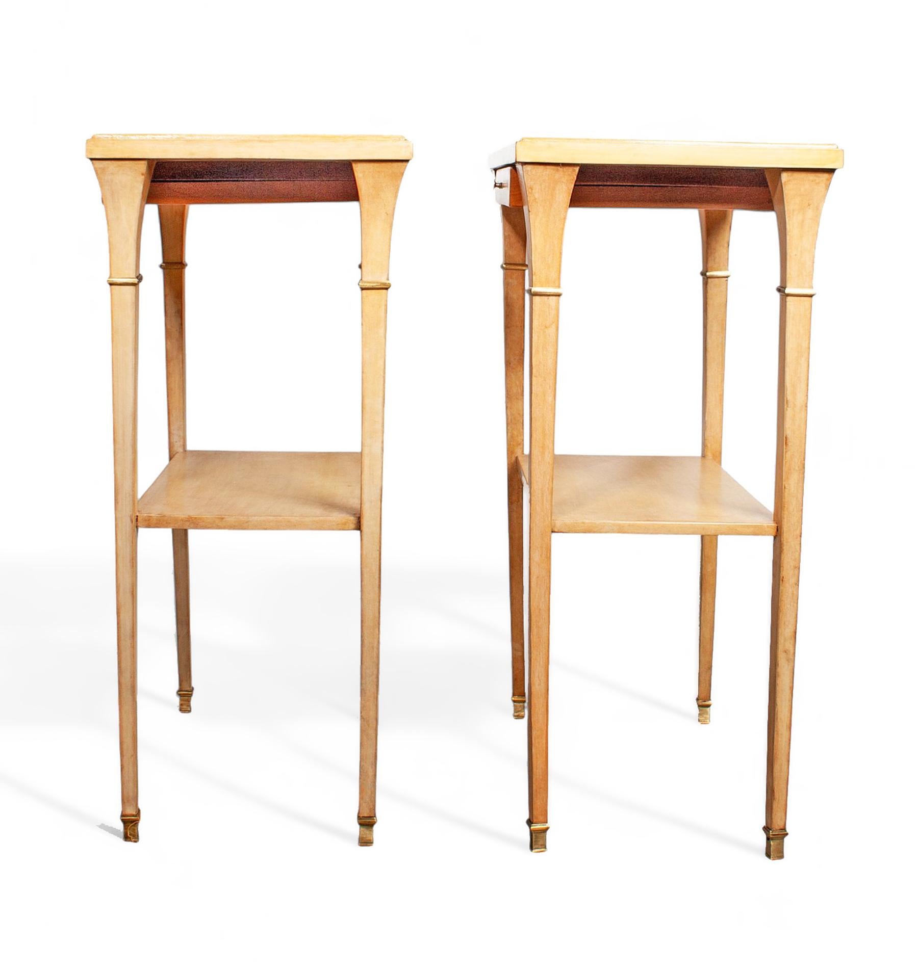 Pareja de mesas auxiliares de madera recubiertas de pergamino de mediados de siglo, Maison Jansen, Francia Moderno de mediados de siglo en venta