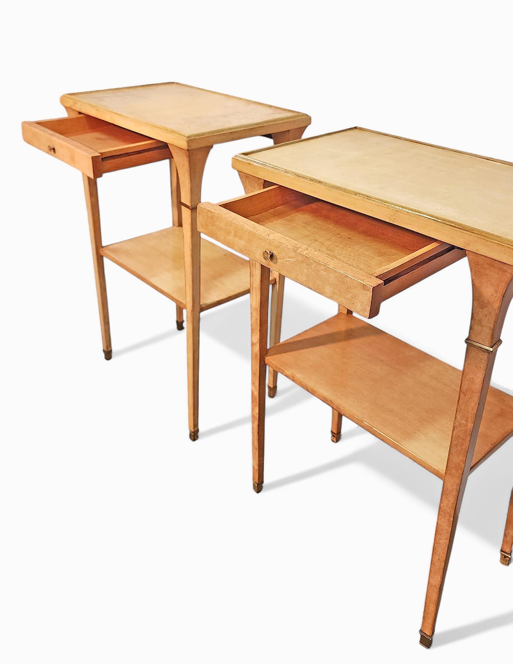 Pareja de mesas auxiliares de madera recubiertas de pergamino de mediados de siglo, Maison Jansen, Francia Francés en venta
