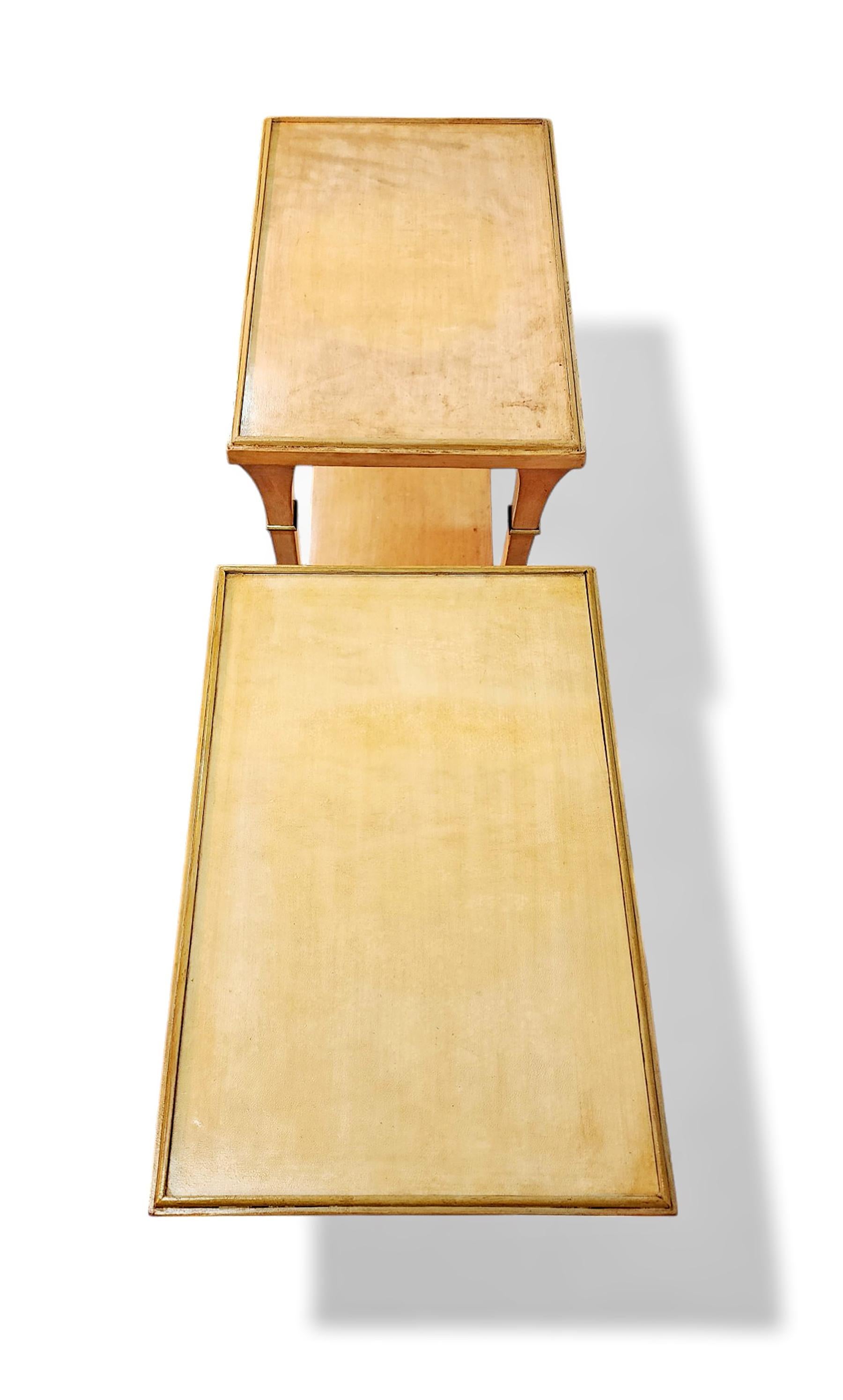 Pareja de mesas auxiliares de madera recubiertas de pergamino de mediados de siglo, Maison Jansen, Francia siglo XX en venta