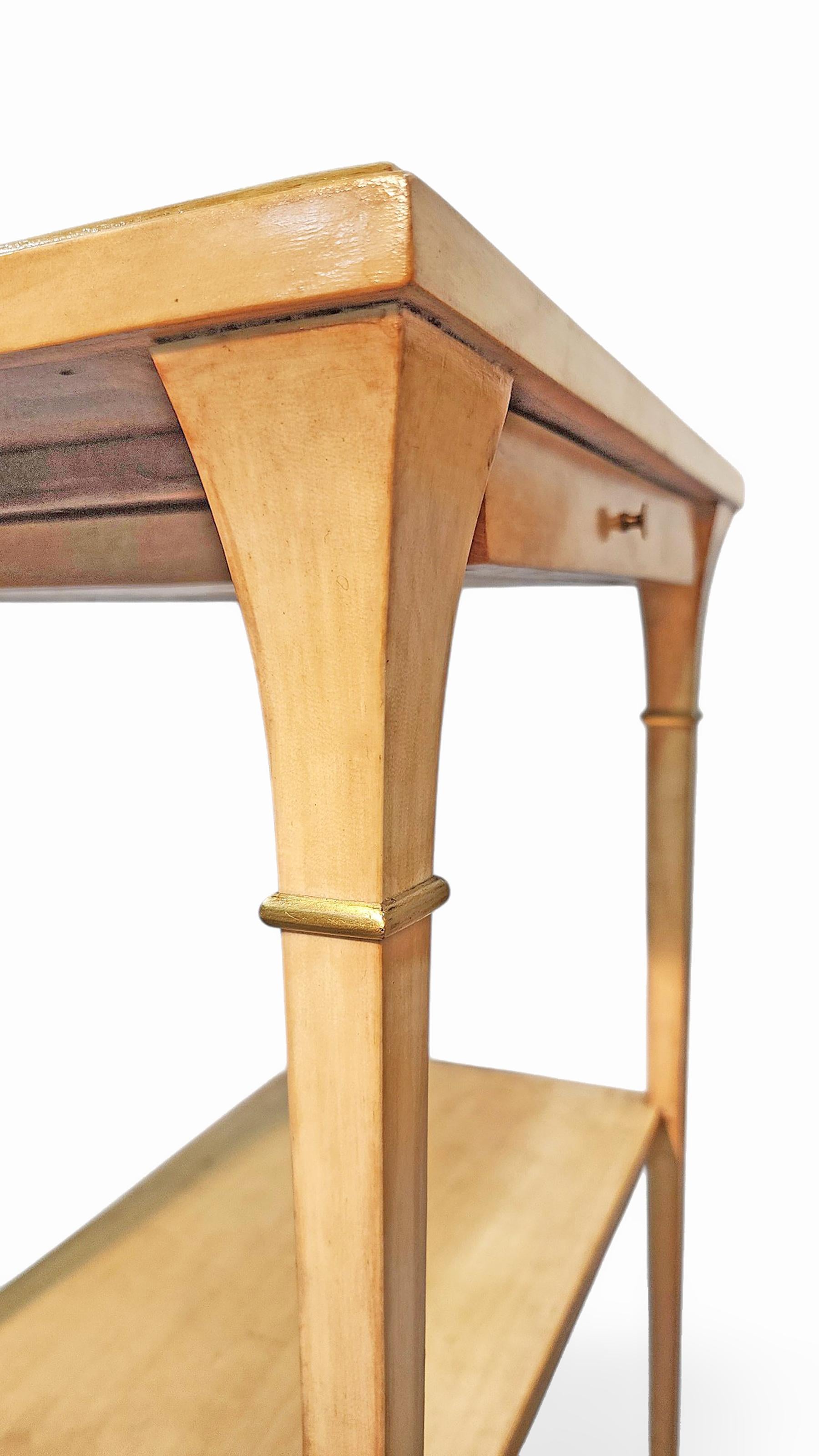 Pareja de mesas auxiliares de madera recubiertas de pergamino de mediados de siglo, Maison Jansen, Francia Metal en venta