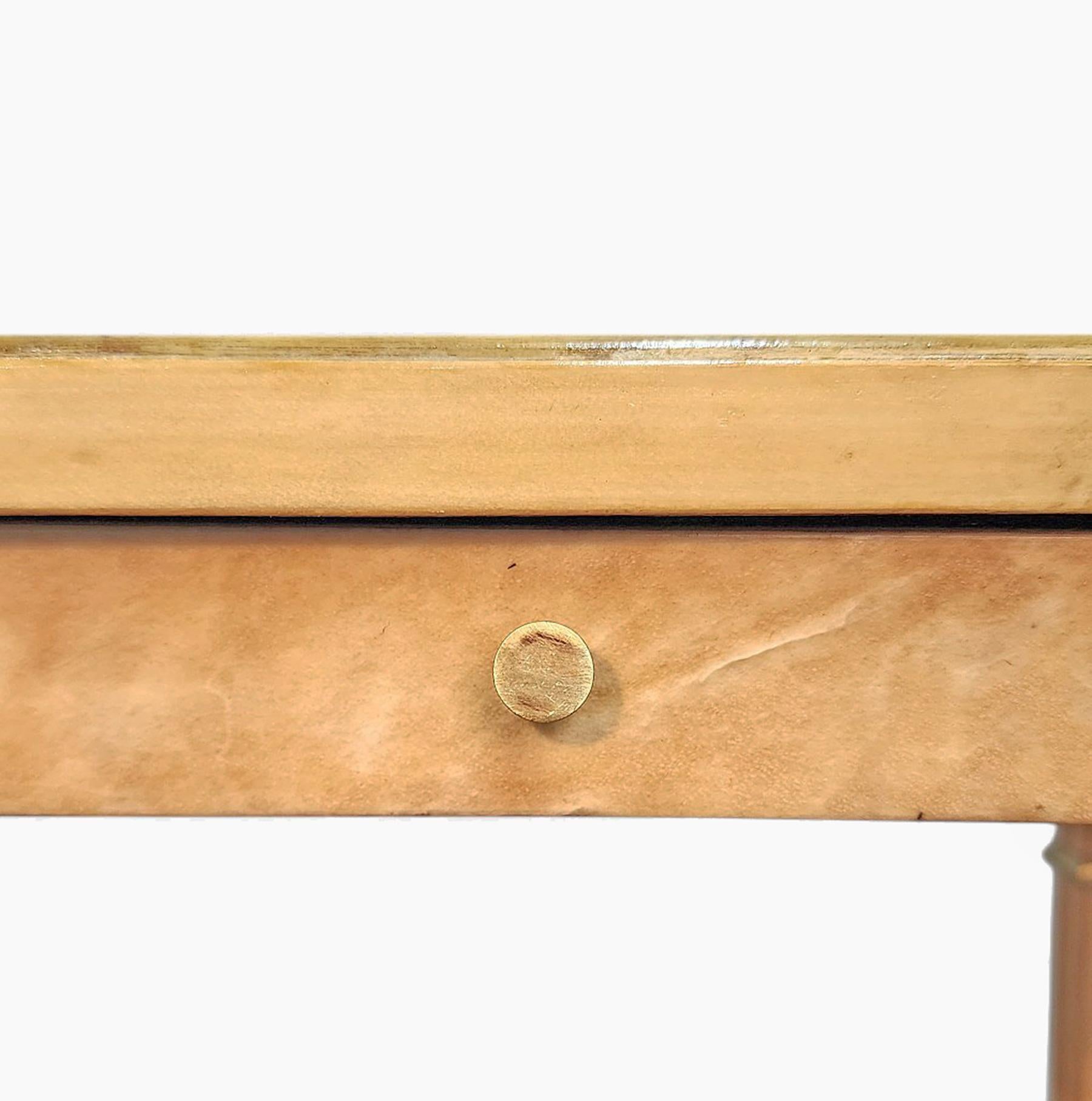 Pareja de mesas auxiliares de madera recubiertas de pergamino de mediados de siglo, Maison Jansen, Francia en venta 1