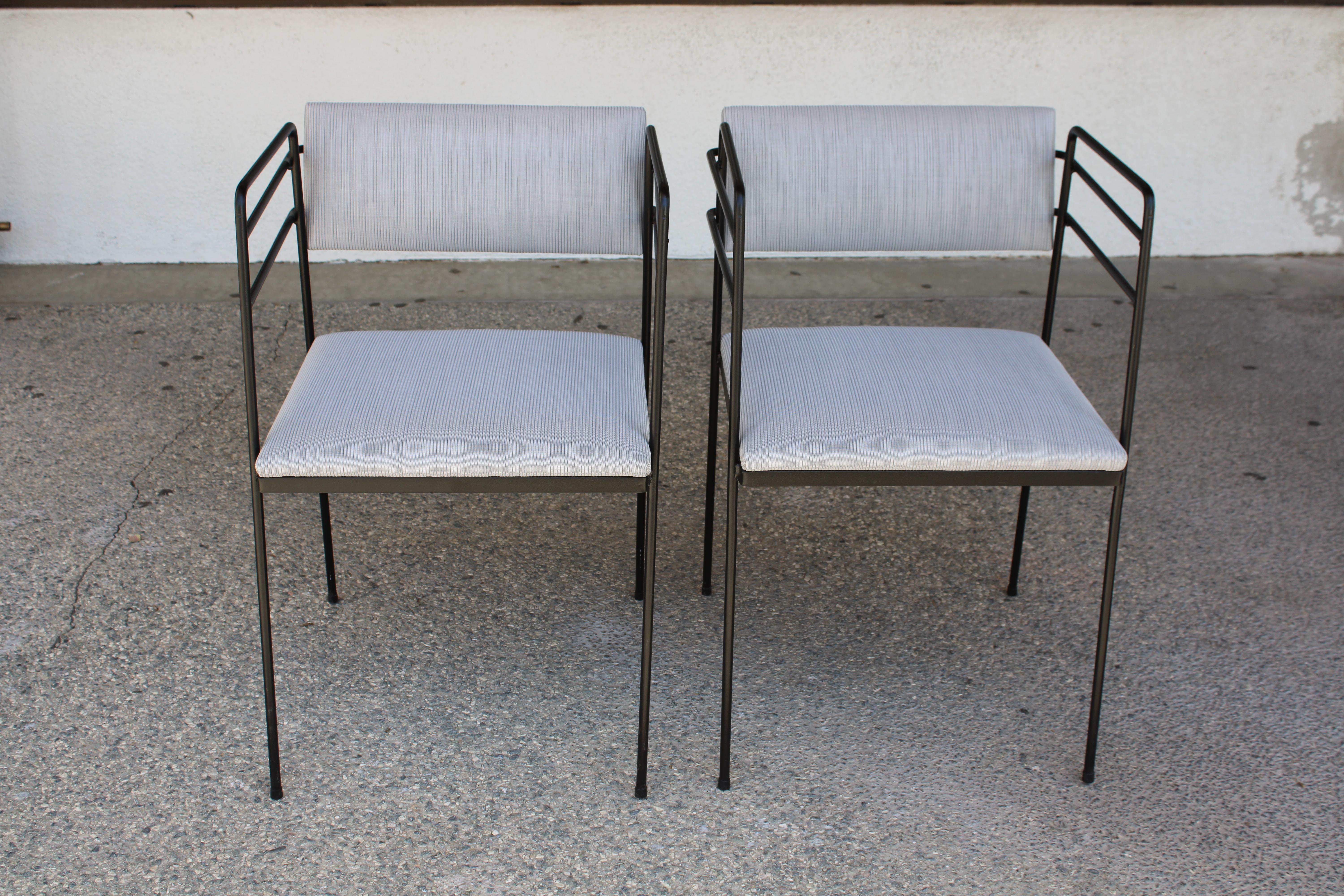 Paire de chaises de patio en acier du milieu du siècle recouvertes de tissu sunbrella.  Nous avons fait sabler les cadres par des professionnels et les avons recouverts d'un revêtement en poudre noir (qui était la couleur d'origine).  Chaque chaise