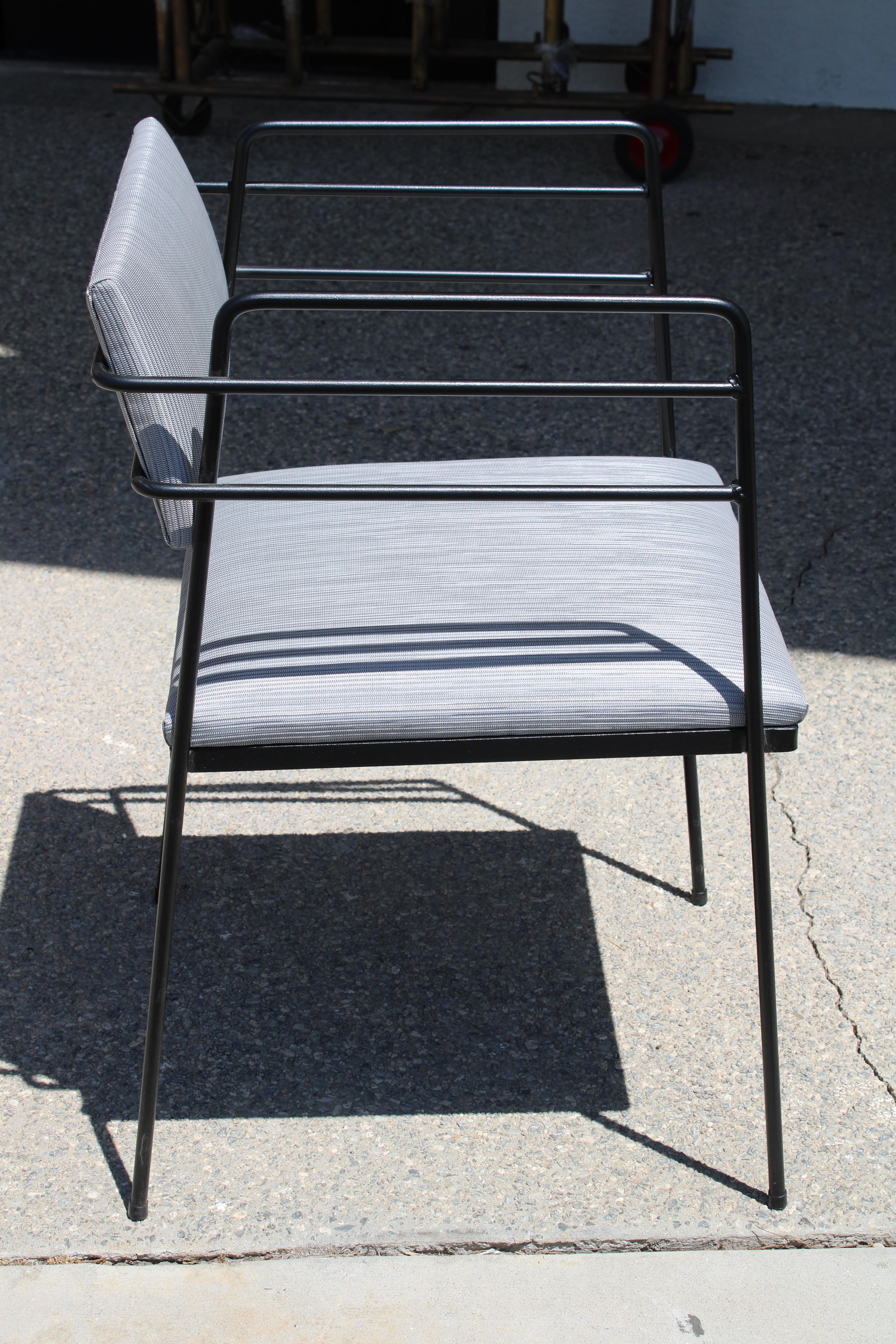 Acier Paire de chaises de patio du milieu du siècle en vente