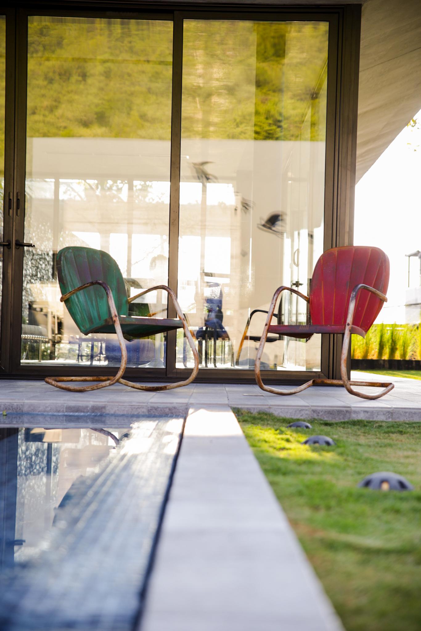 Pair of Mid-Century Patio Shell-back Rocking Chairs  In Fair Condition In San Pedro Garza Garcia, Nuevo Leon