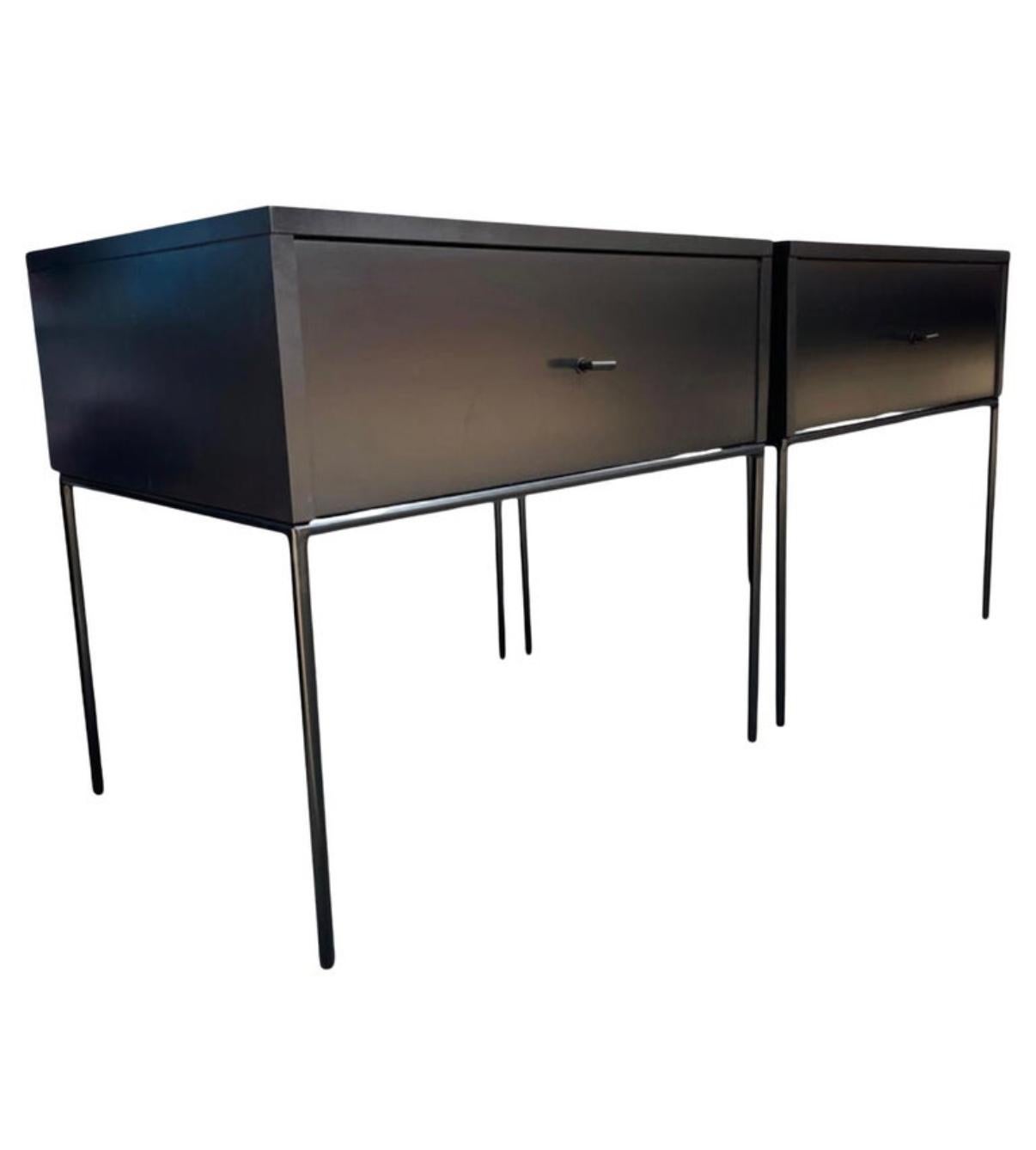 Bellissima coppia di comodini in acero Paul McCobb Group #1500, con cassetto singolo. Maniglie a T nere. Finitura in lacca nera su legno d'acero massiccio. Coppia di comodini dal design molto moderno con base in ferro a 4 gambe. Tutto acero