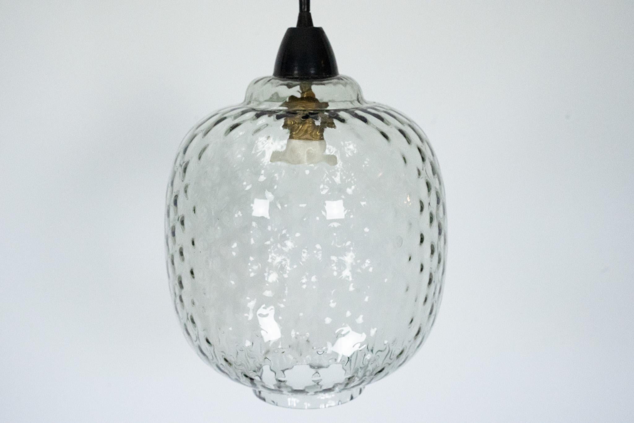 Italiano Coppia di lampade a sospensione di metà secolo in vetro di Murano fumé, Italia, anni '50 in vendita