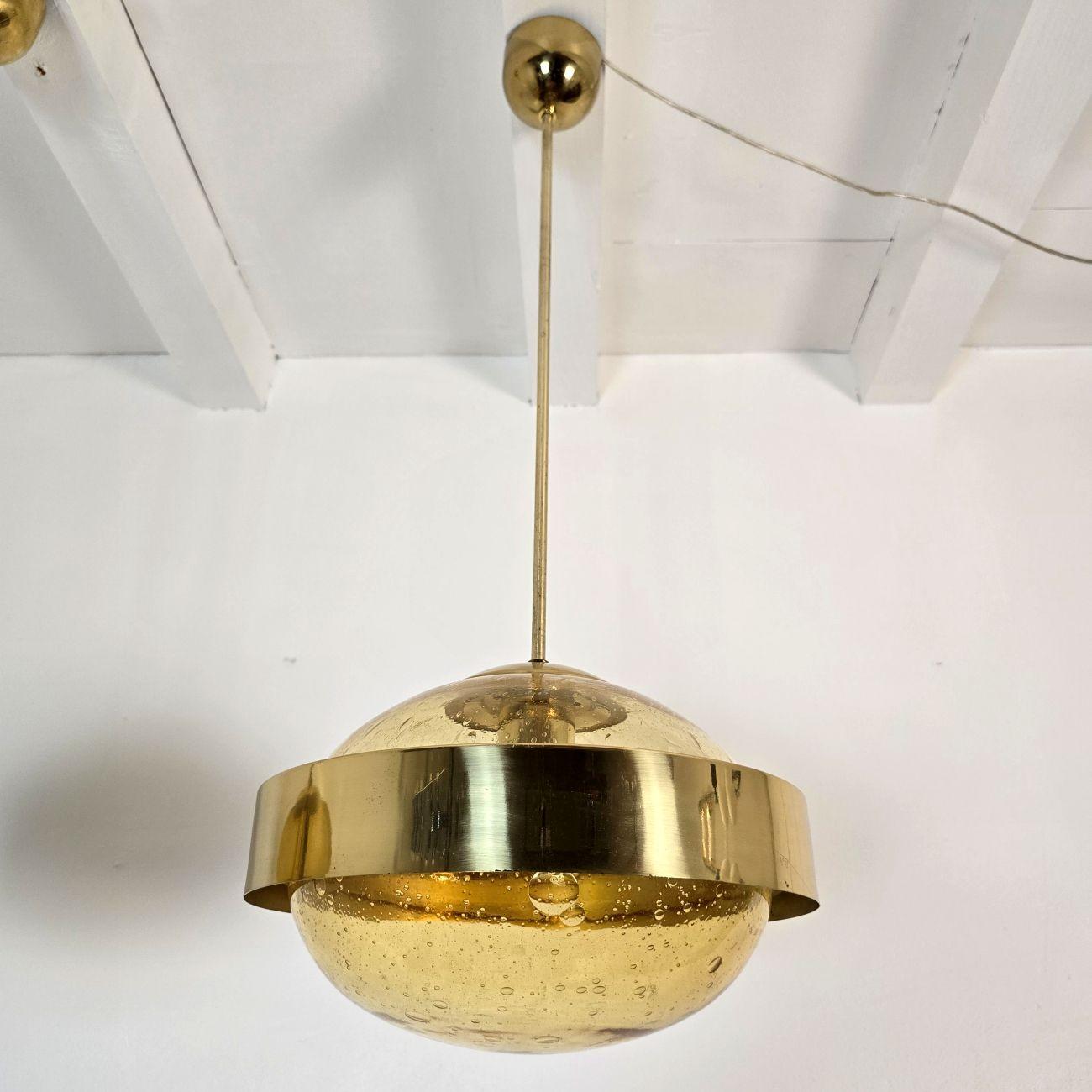 Mid-Century Modern Paire de lampes suspendues du milieu du siècle dernier en vente