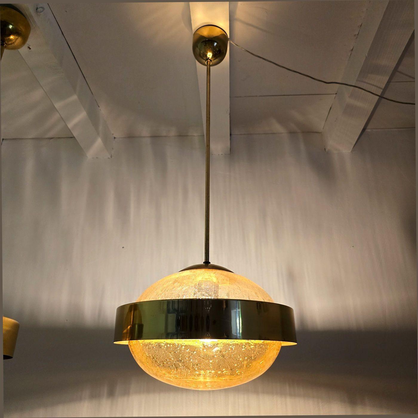 italien Paire de lampes suspendues du milieu du siècle dernier en vente