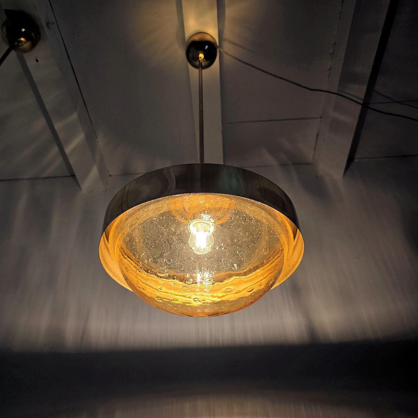 Paire de lampes suspendues du milieu du siècle dernier Excellent état - En vente à Dallas, TX