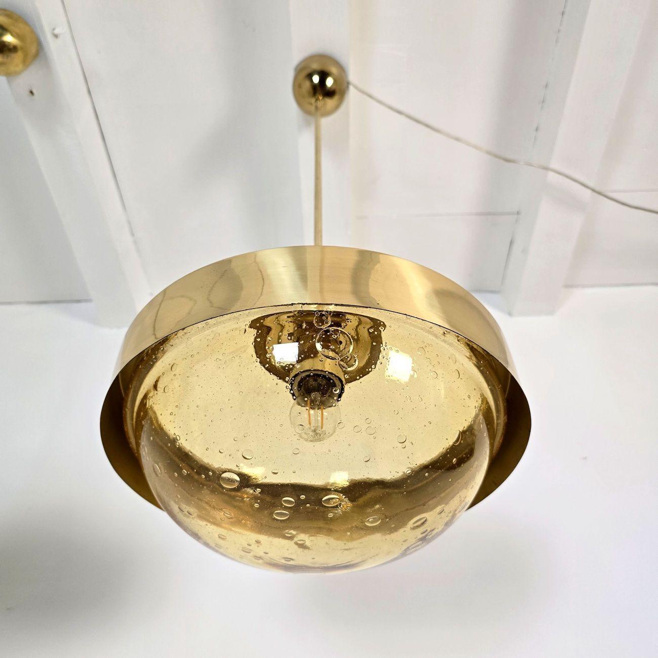 Laiton Paire de lampes suspendues du milieu du siècle dernier en vente
