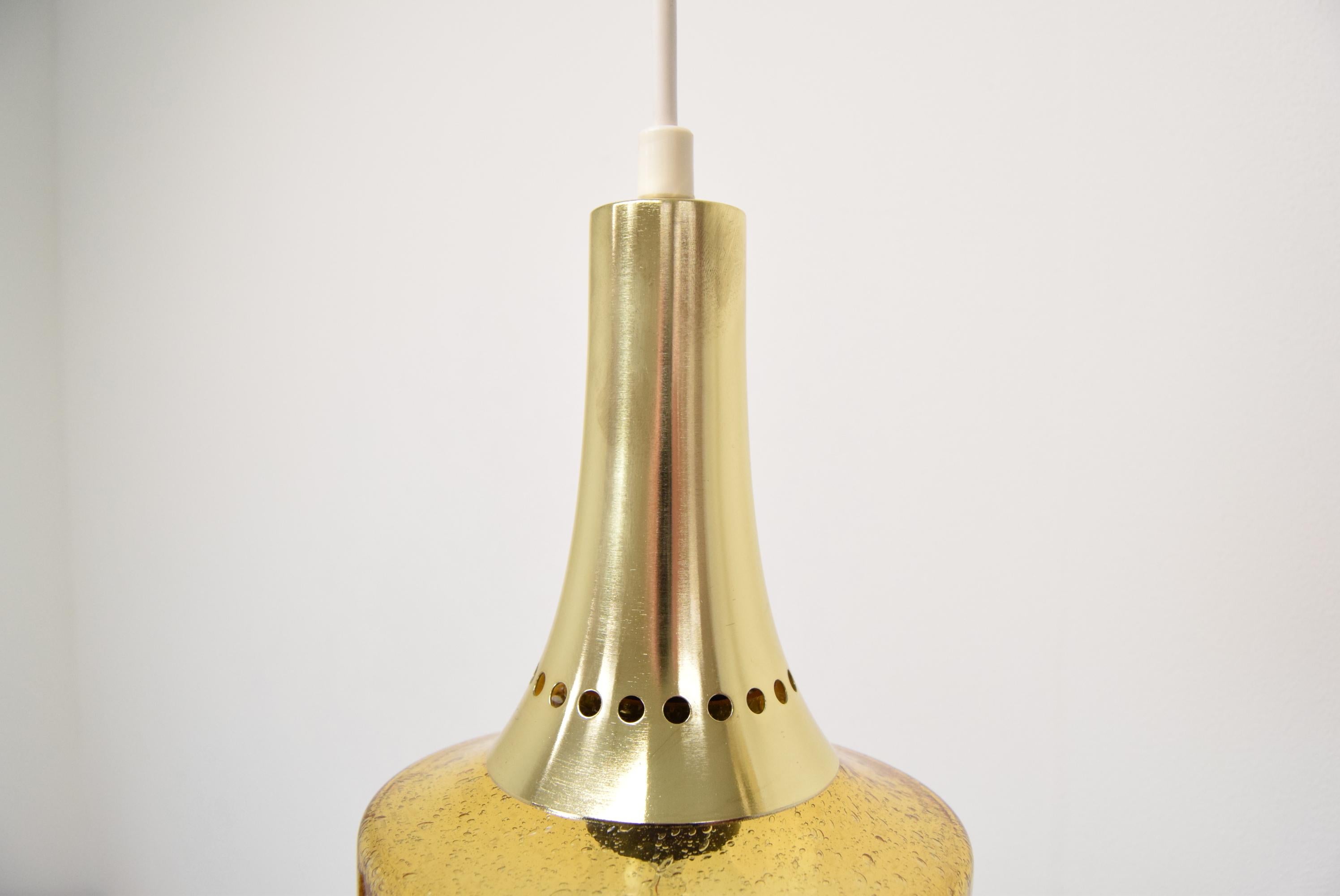 Ottone Coppia di ciondoli della metà del secolo scorso, Cecoslovacchia, anni '60. in vendita