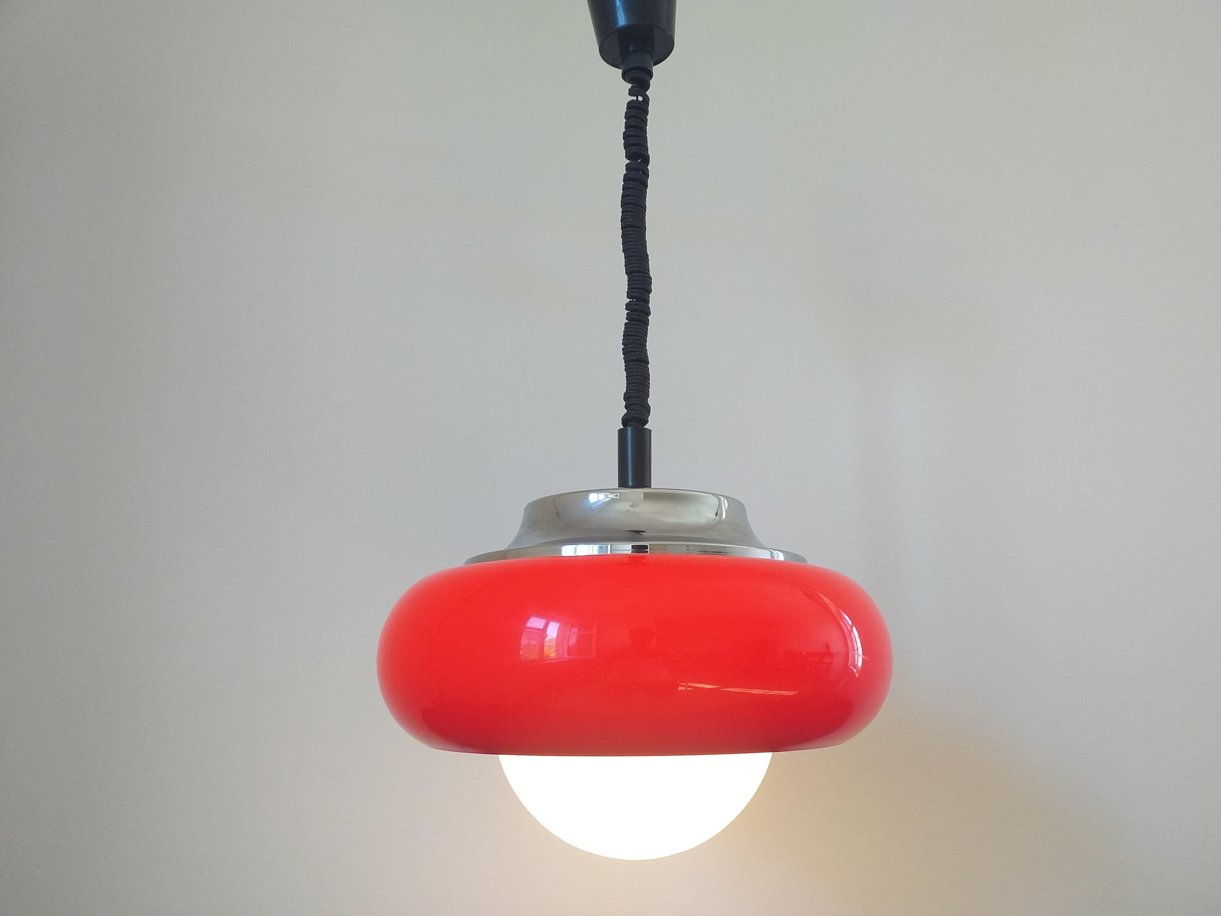 - Very nice style of lighting
- Space Age style
- In red color is rare
- Adjustable
- Marked by label.