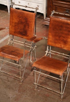 Coppia di sedie da campagna in ferro battuto e pelle dipinte del Perù della metà del secolo scorso