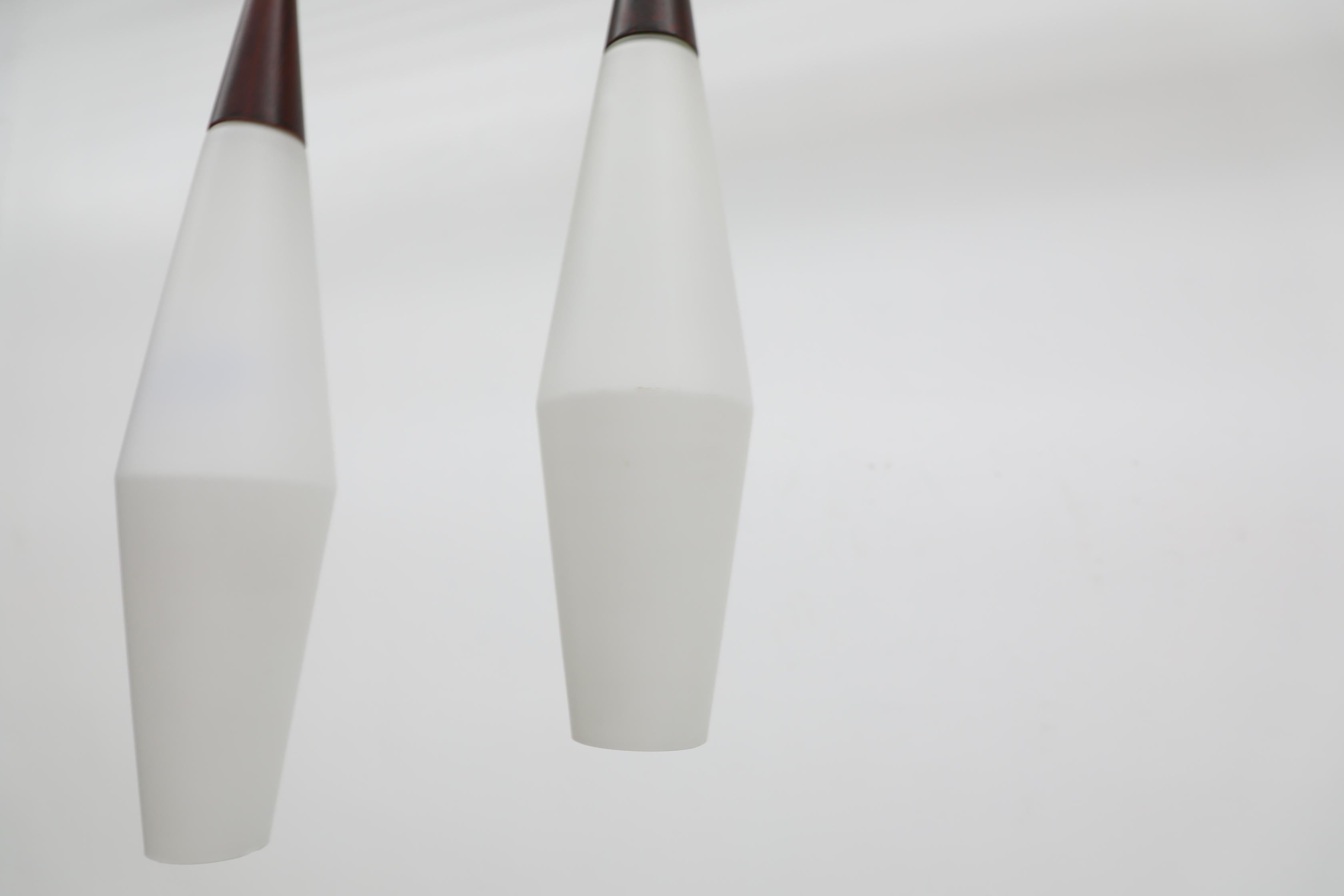 Paar Philips-Opal- Milchglas-Pendelleuchten aus der Mitte des Jahrhunderts im Angebot 8