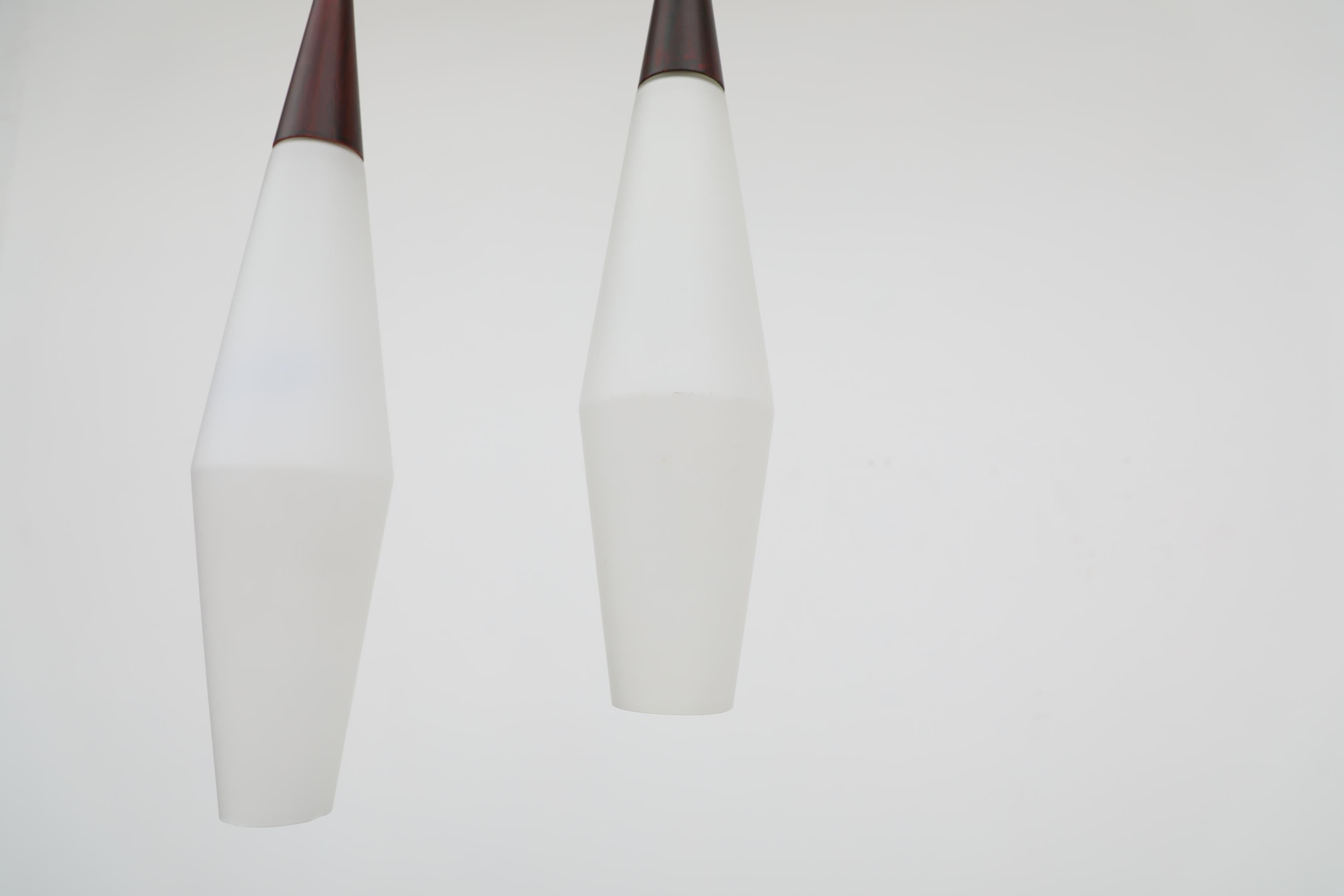 Paar Philips-Opal- Milchglas-Pendelleuchten aus der Mitte des Jahrhunderts im Angebot 9