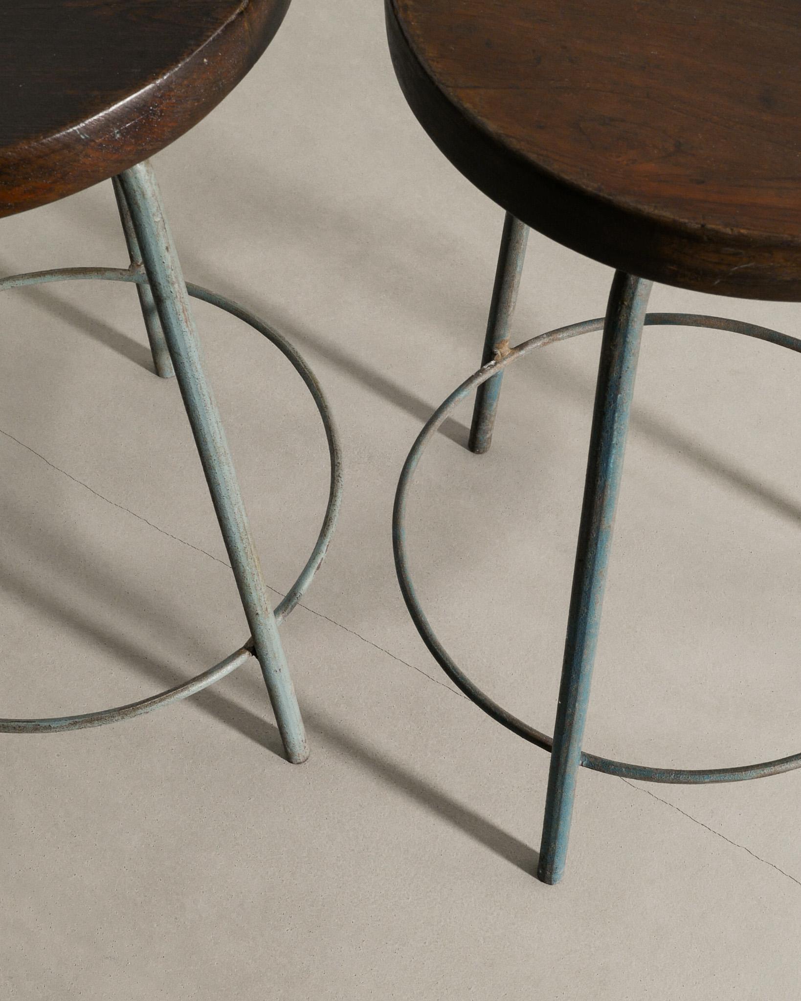 Pareja de taburetes altos Pierre Jeanneret de mediados de siglo en madera de teca y hierro producido, años 50 Moderno de mediados de siglo en venta