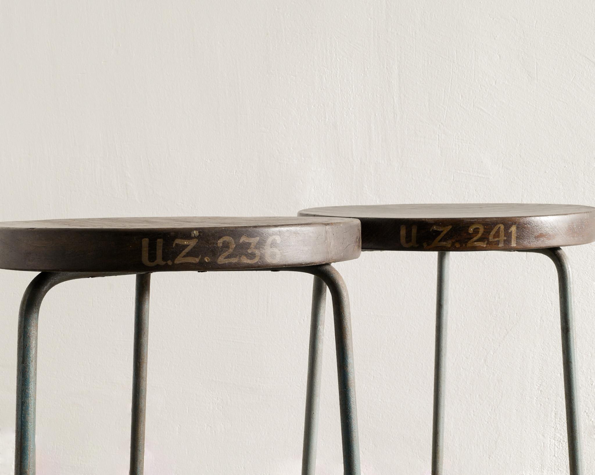Pareja de taburetes altos Pierre Jeanneret de mediados de siglo en madera de teca y hierro producido, años 50 en Bueno estado para la venta en Stockholm, SE