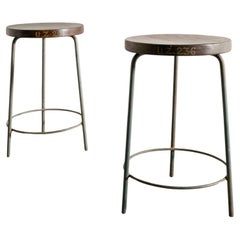 Paar hohe Pierre Jeanneret-Hocker aus Teakholz und Eisen aus der Mitte des Jahrhunderts, hergestellt, 1950er Jahre