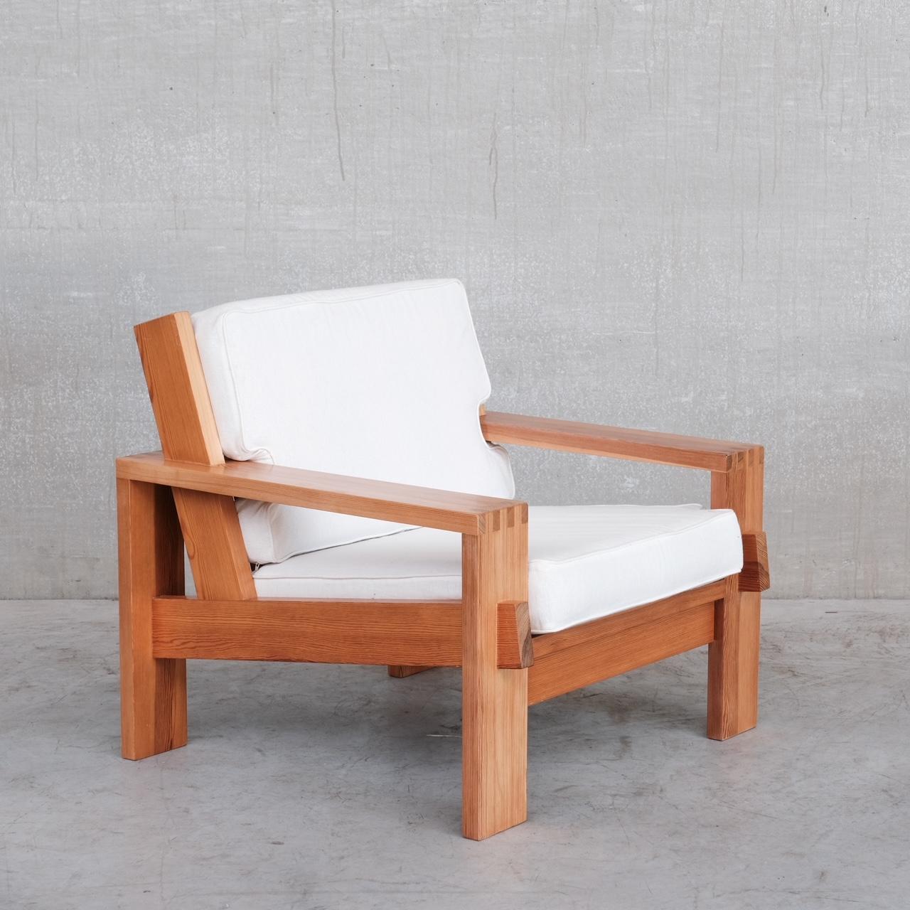 A pair of stylish pine armchairs, with white upholstered cushions. 

France, c1960s. 

Likely from an Alps resort. 

Price is for the pair. 

Generally good condition, some scuffs and wear commensurate with age. 

Location: Belgium