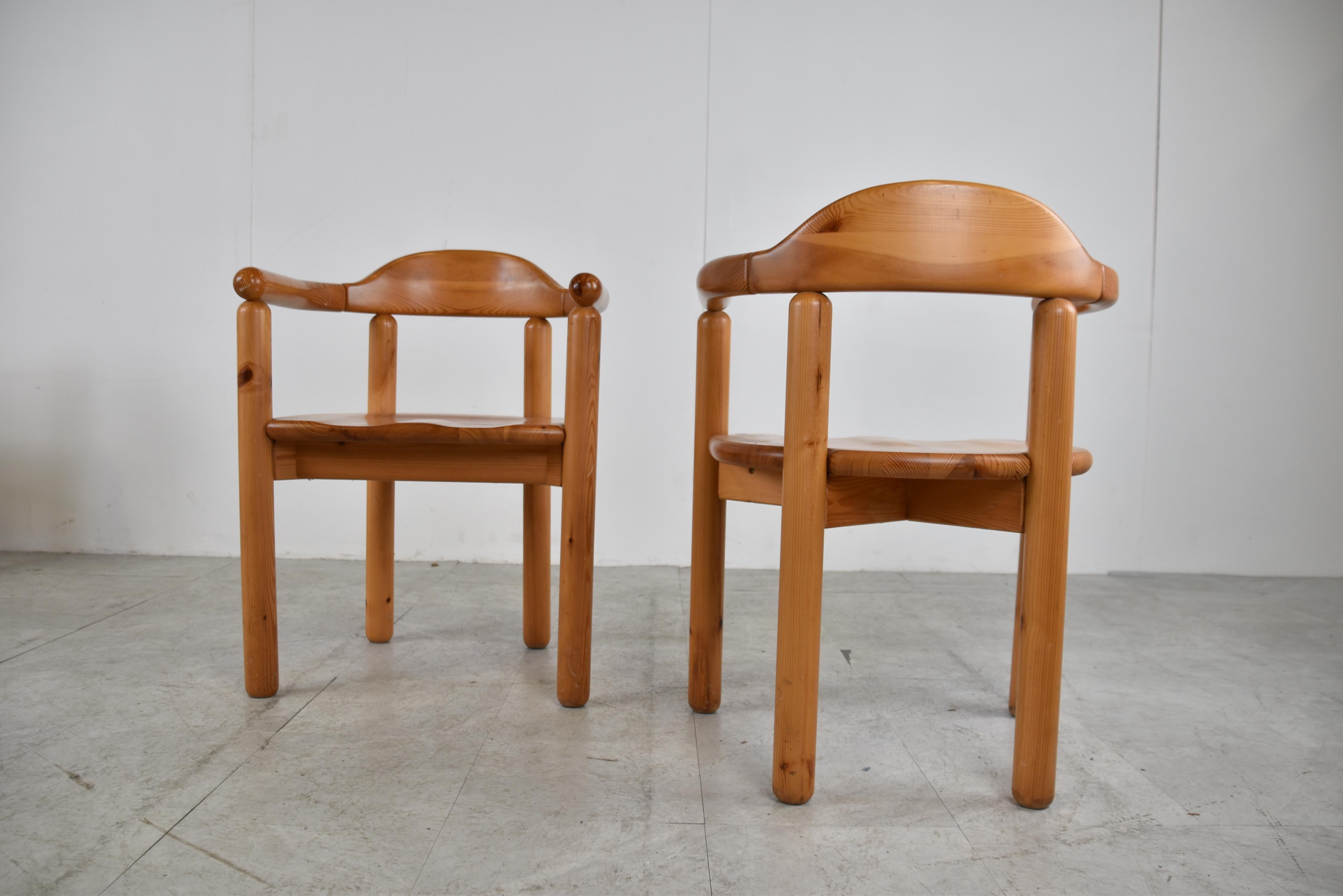 Pair of pine wood tripod dining chairs/armchairs.

Very much in the style of Rainer Daumiller chairs.

These chairs are well designed and look very elegant.

Good original condition.

Dimensions:
Height: 84cm/33.07
