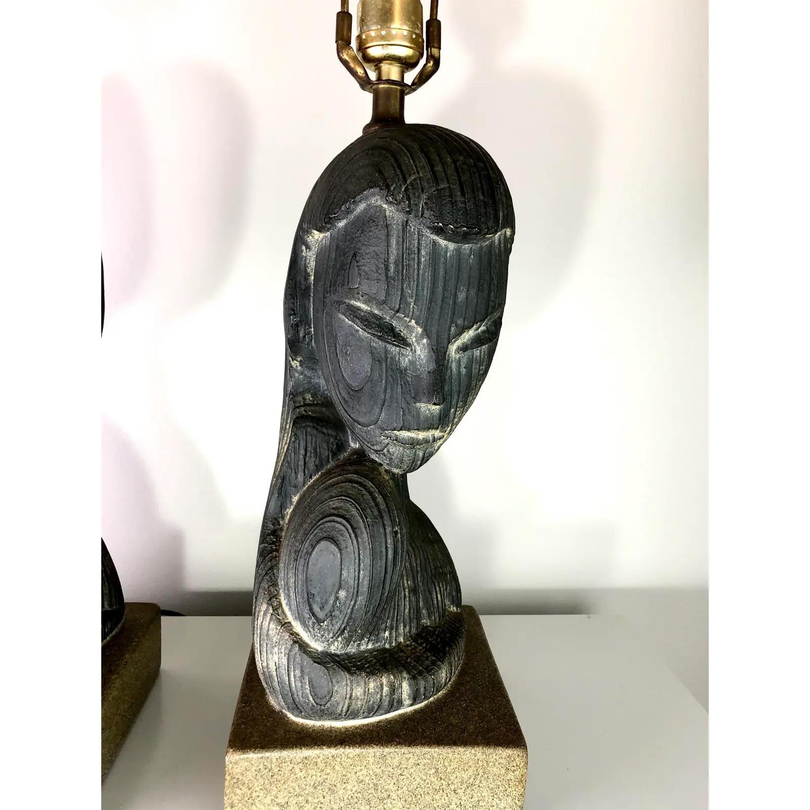 Mid-Century moderno Coppia di lampade figurative in gesso della ditta Plasto Lamp Company della metà del secolo scorso in vendita
