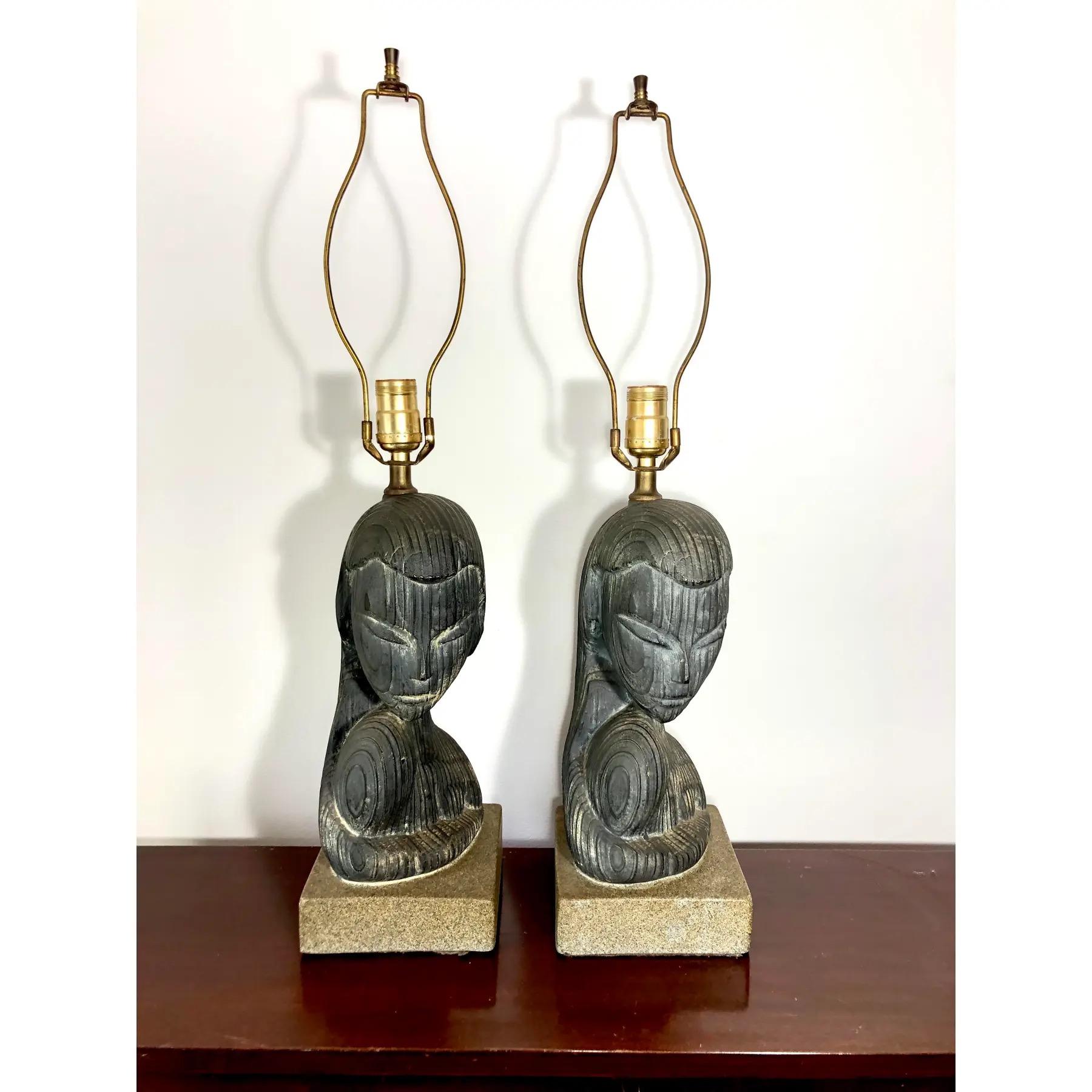 Coppia di lampade figurative in gesso della ditta Plasto Lamp Company della metà del secolo scorso in vendita 1