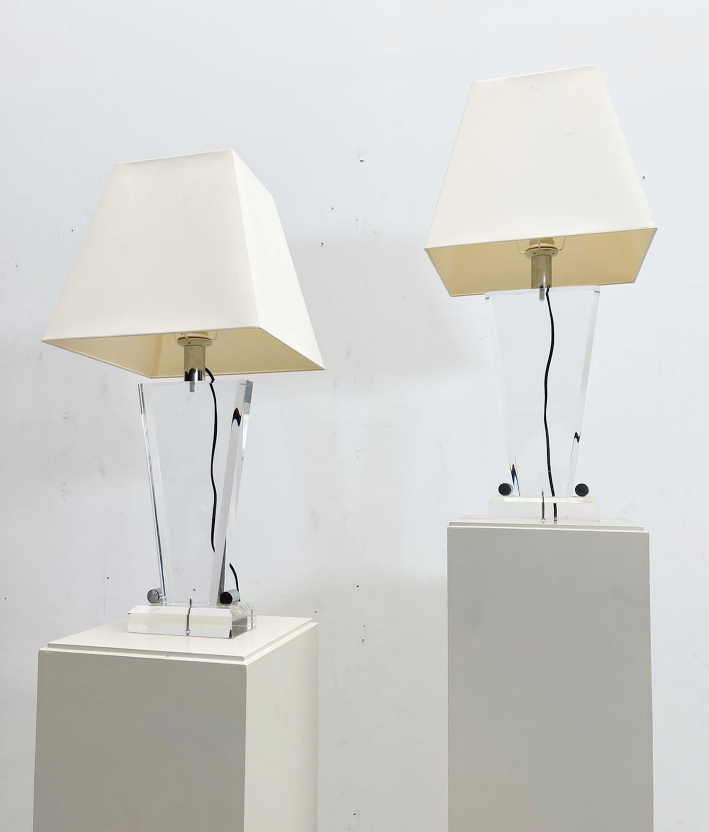 Pair of Mid-Century Plexiglass Table Lamp with Lampshade, Italy 1970s In Good Condition For Sale In Brussels, BE