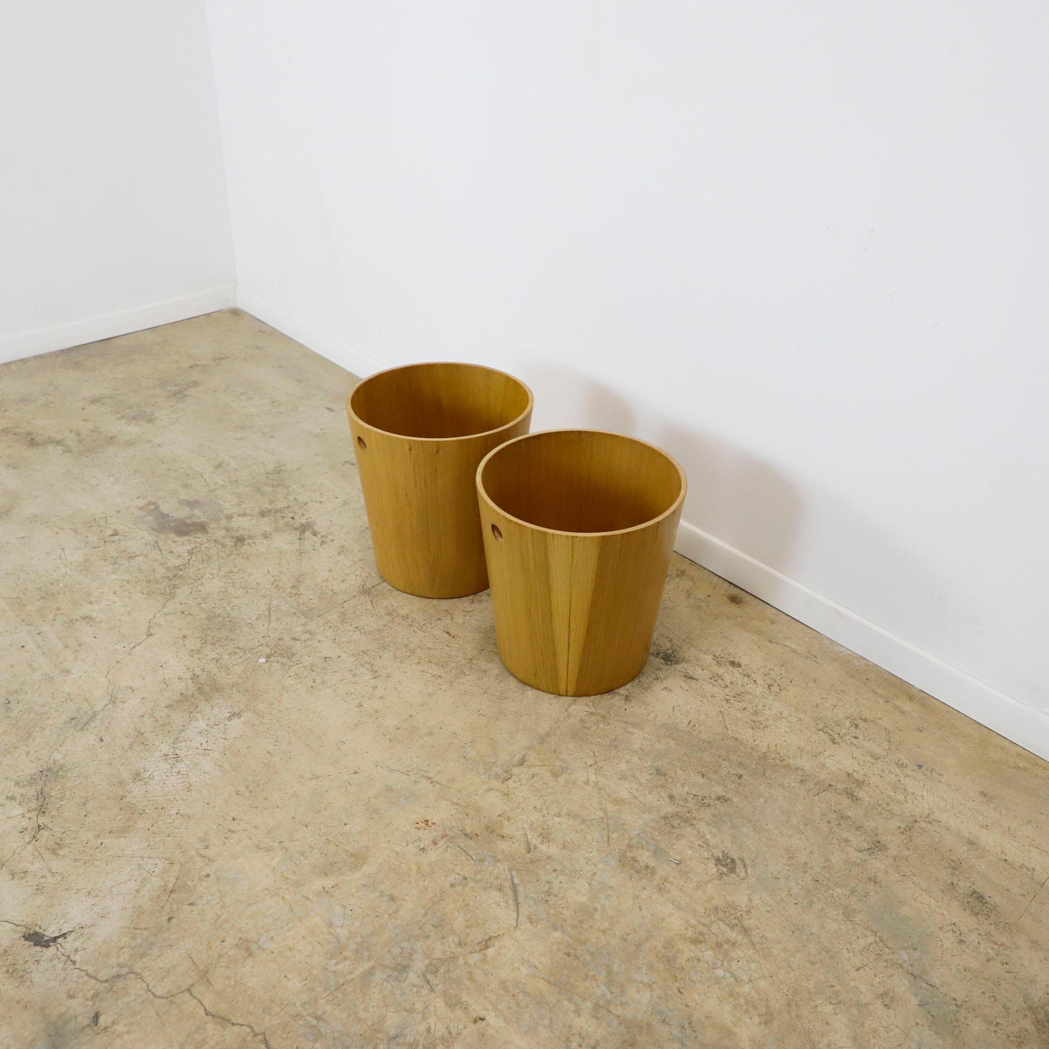 CIRCA 1960, Wir bieten dieses Paar von Mitte des Jahrhunderts Sperrholz Mülltonne. Kürzlich restauriert.