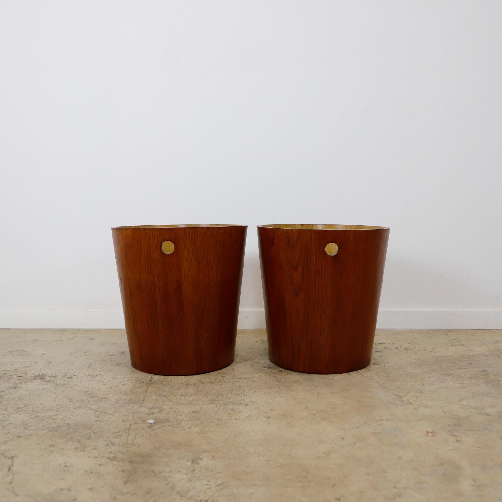 CIRCA 1960, Wir bieten dieses Paar von Mitte des Jahrhunderts Sperrholz Mülltonne. Kürzlich restauriert.