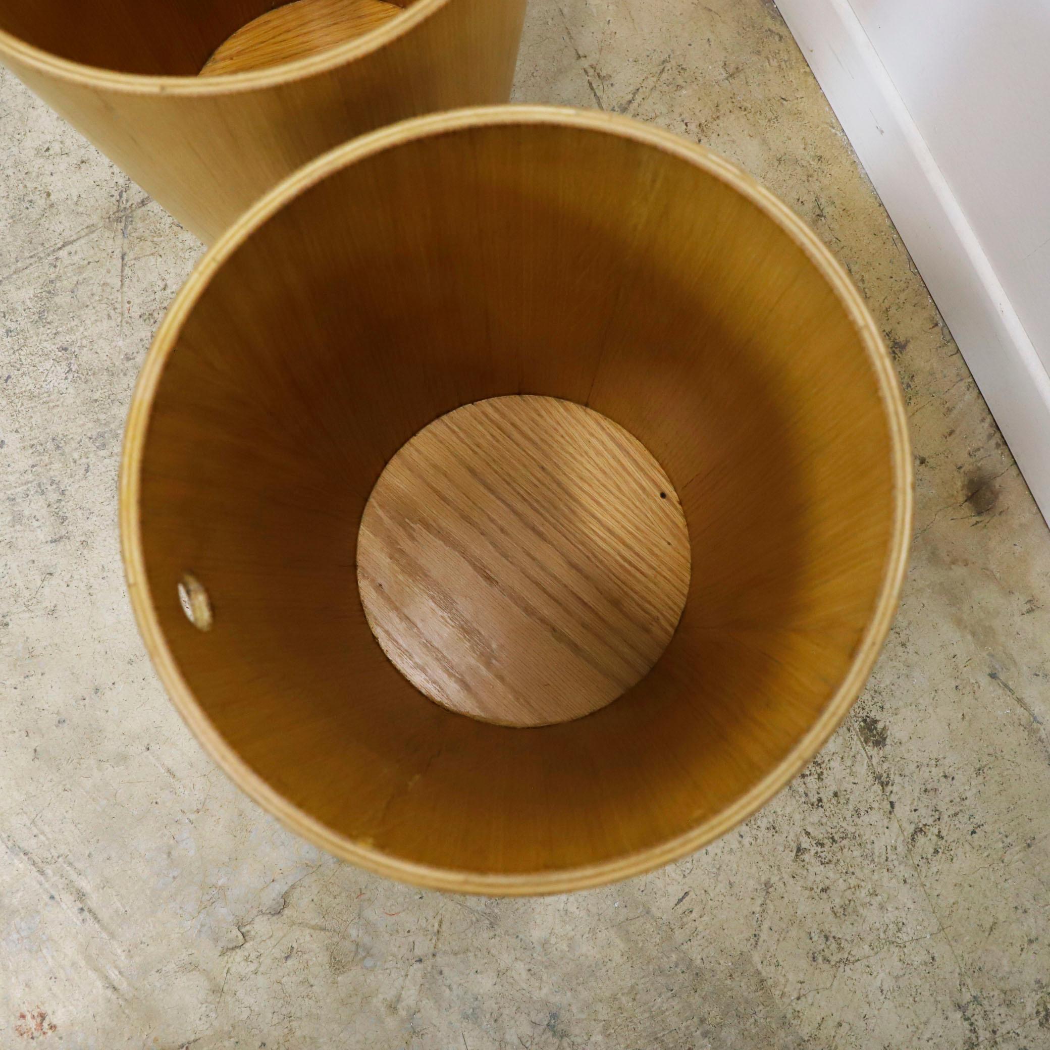 Paar Sperrholz Mülleimer aus der Mitte des Jahrhunderts (Moderne der Mitte des Jahrhunderts) im Angebot