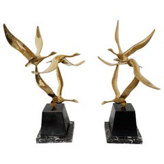 PAIRE DE SCULPTURES DE BRASS DE MIDCENTURY « Birds In Flight » (oiseaux en vol) Style Hollywood Regency