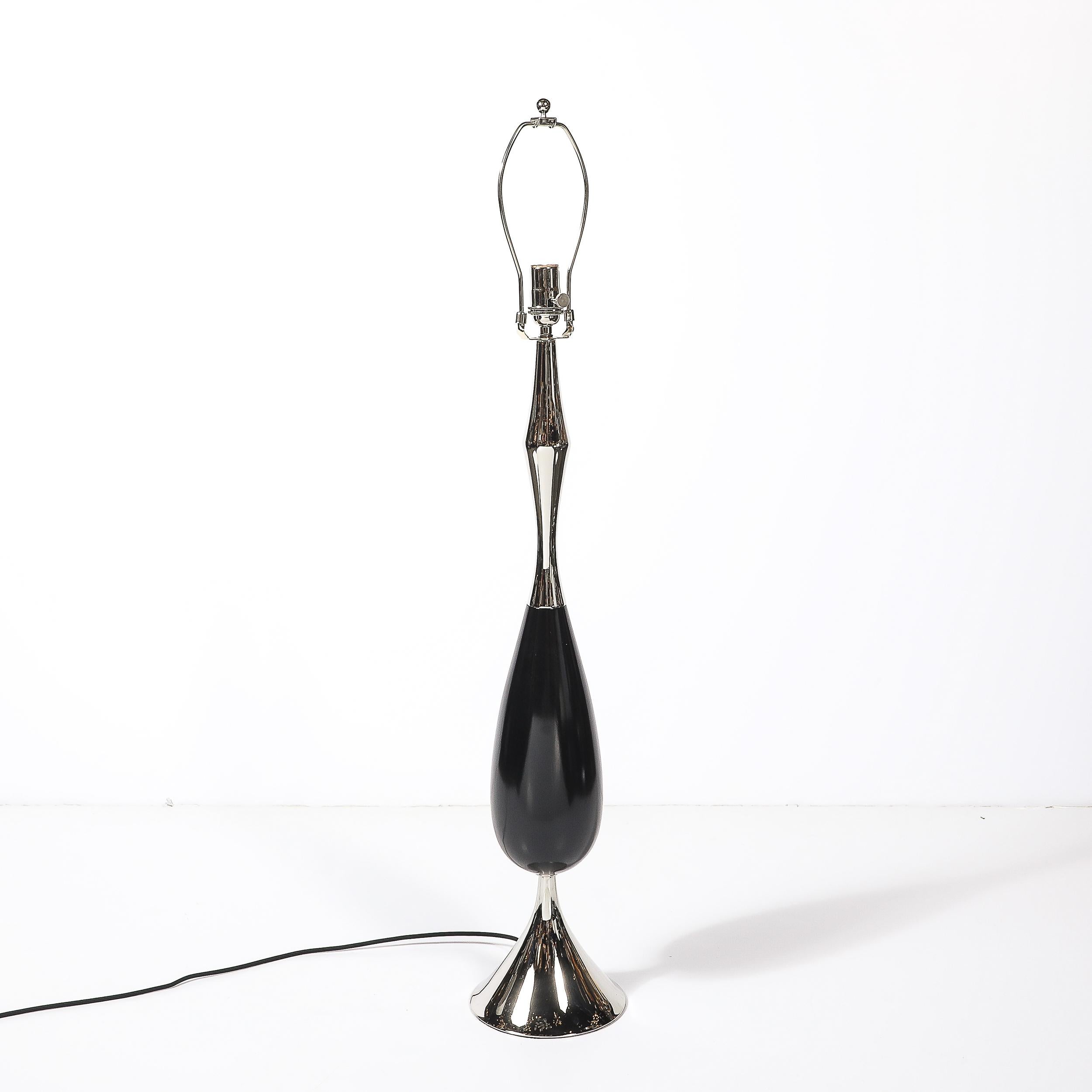 Paire de lampes de table du milieu du siècle en nickel poli et noyer ébonisé par Tony Paul en vente 4