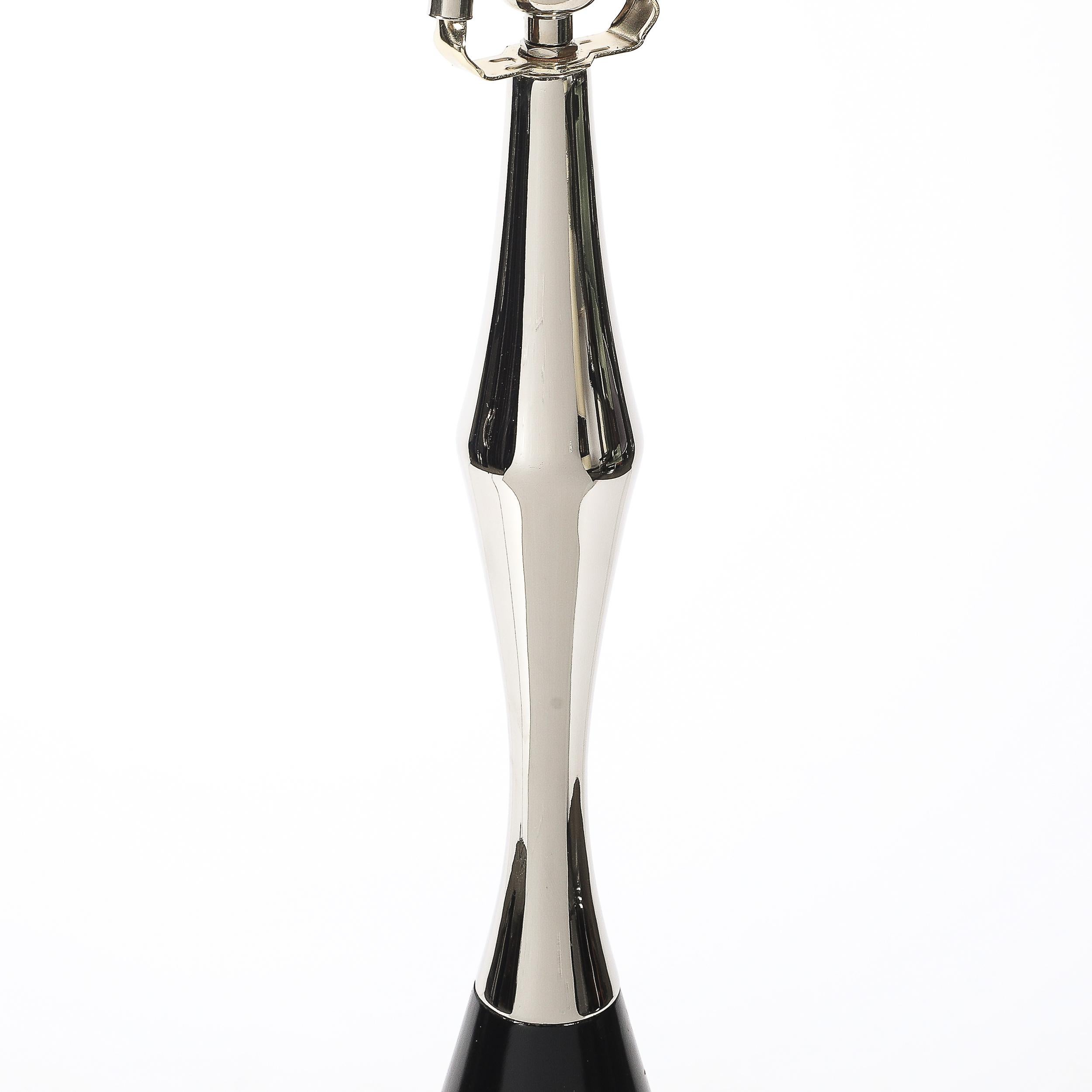 Paire de lampes de table du milieu du siècle en nickel poli et noyer ébonisé par Tony Paul en vente 5