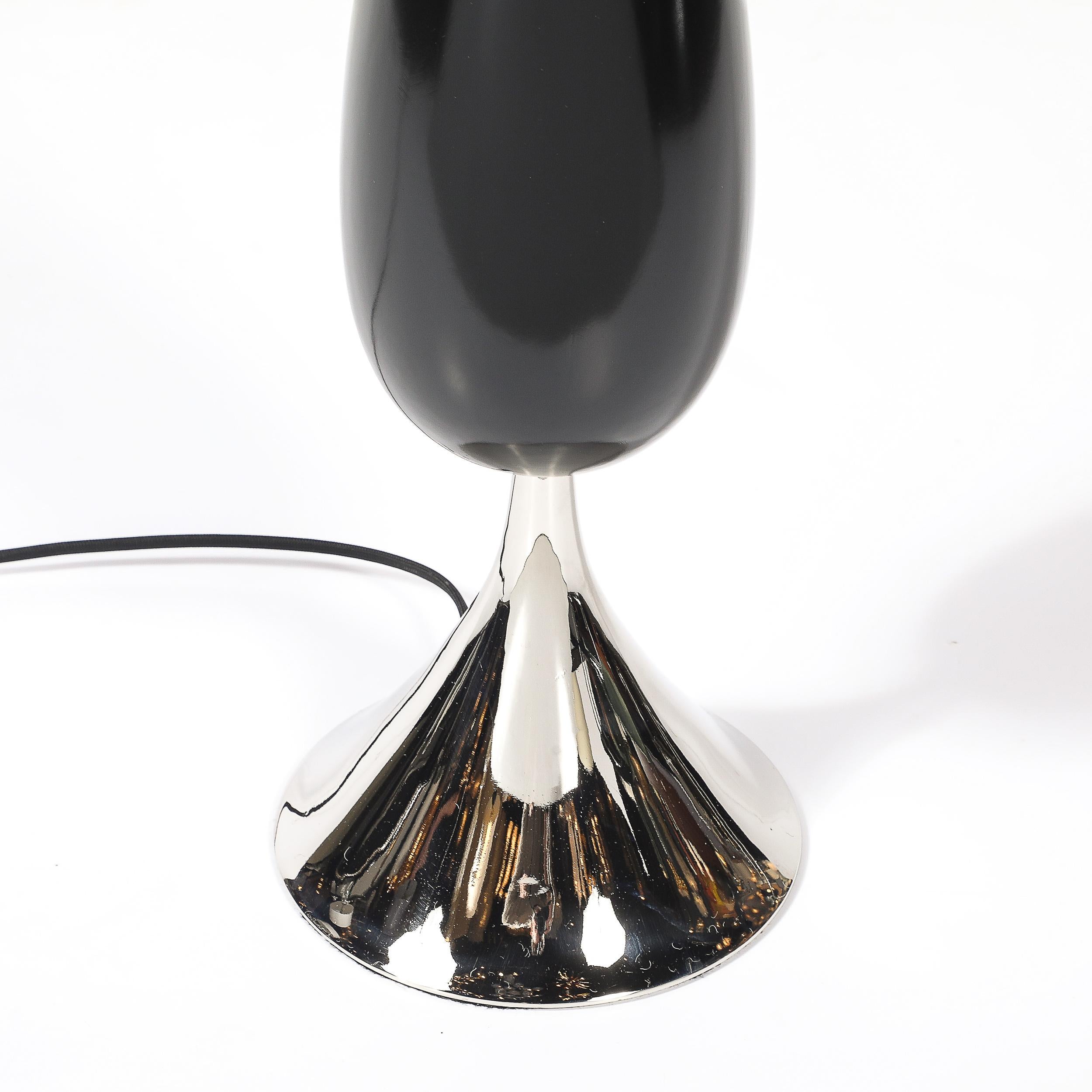 Paire de lampes de table du milieu du siècle en nickel poli et noyer ébonisé par Tony Paul en vente 6