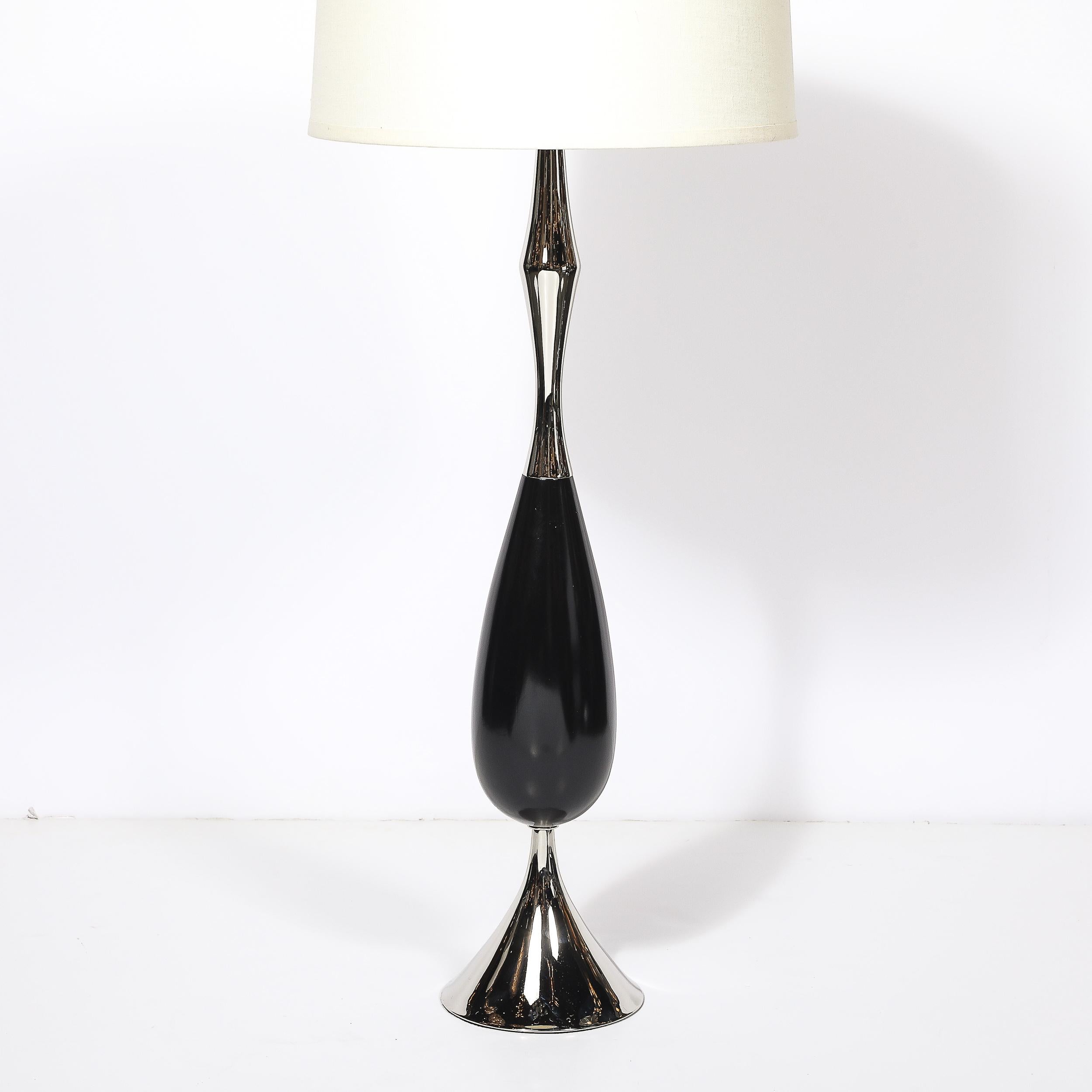 Mid-Century Modern Paire de lampes de table du milieu du siècle en nickel poli et noyer ébonisé par Tony Paul en vente