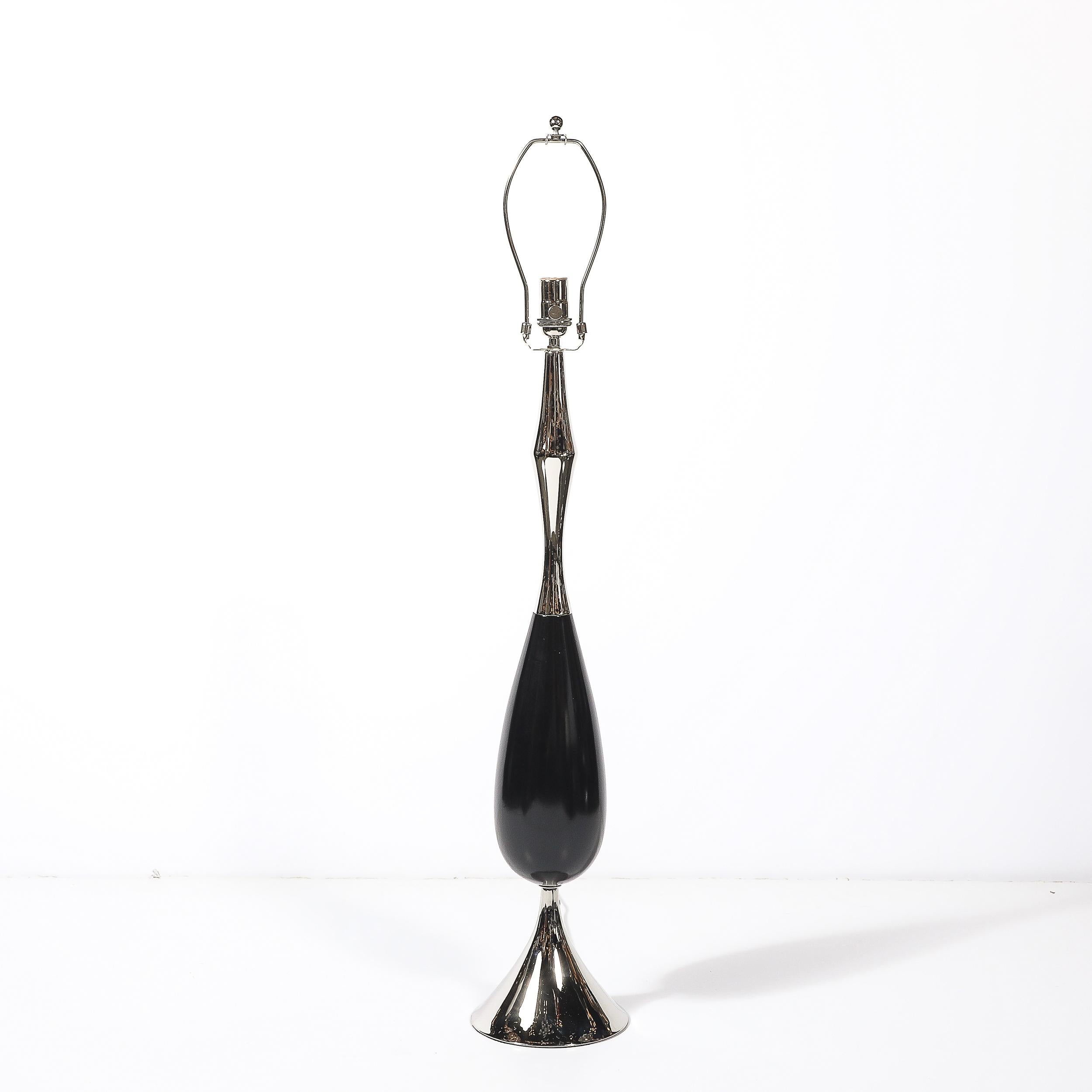 Américain Paire de lampes de table du milieu du siècle en nickel poli et noyer ébonisé par Tony Paul en vente