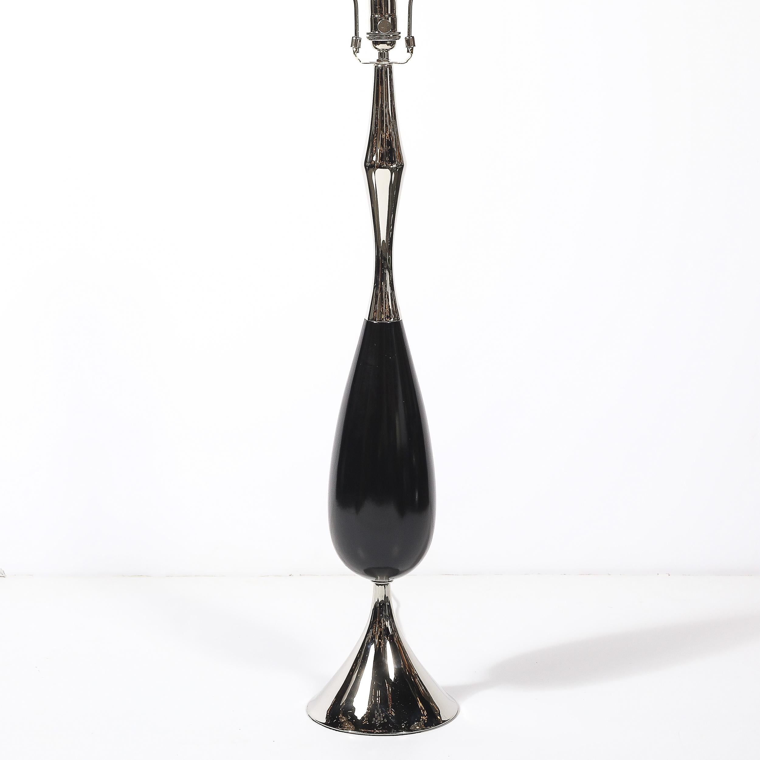 Paire de lampes de table du milieu du siècle en nickel poli et noyer ébonisé par Tony Paul Excellent état - En vente à New York, NY