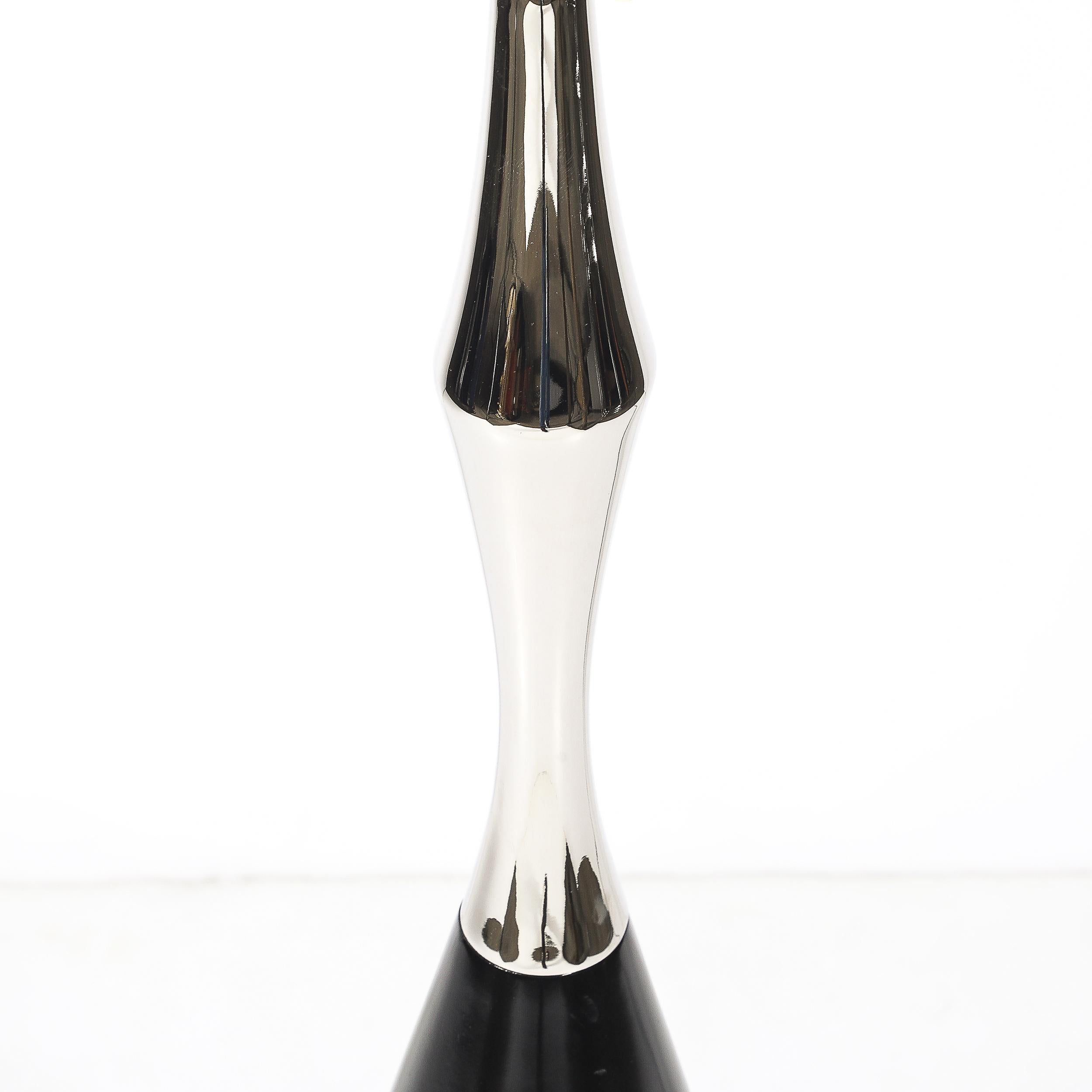 Milieu du XXe siècle Paire de lampes de table du milieu du siècle en nickel poli et noyer ébonisé par Tony Paul en vente