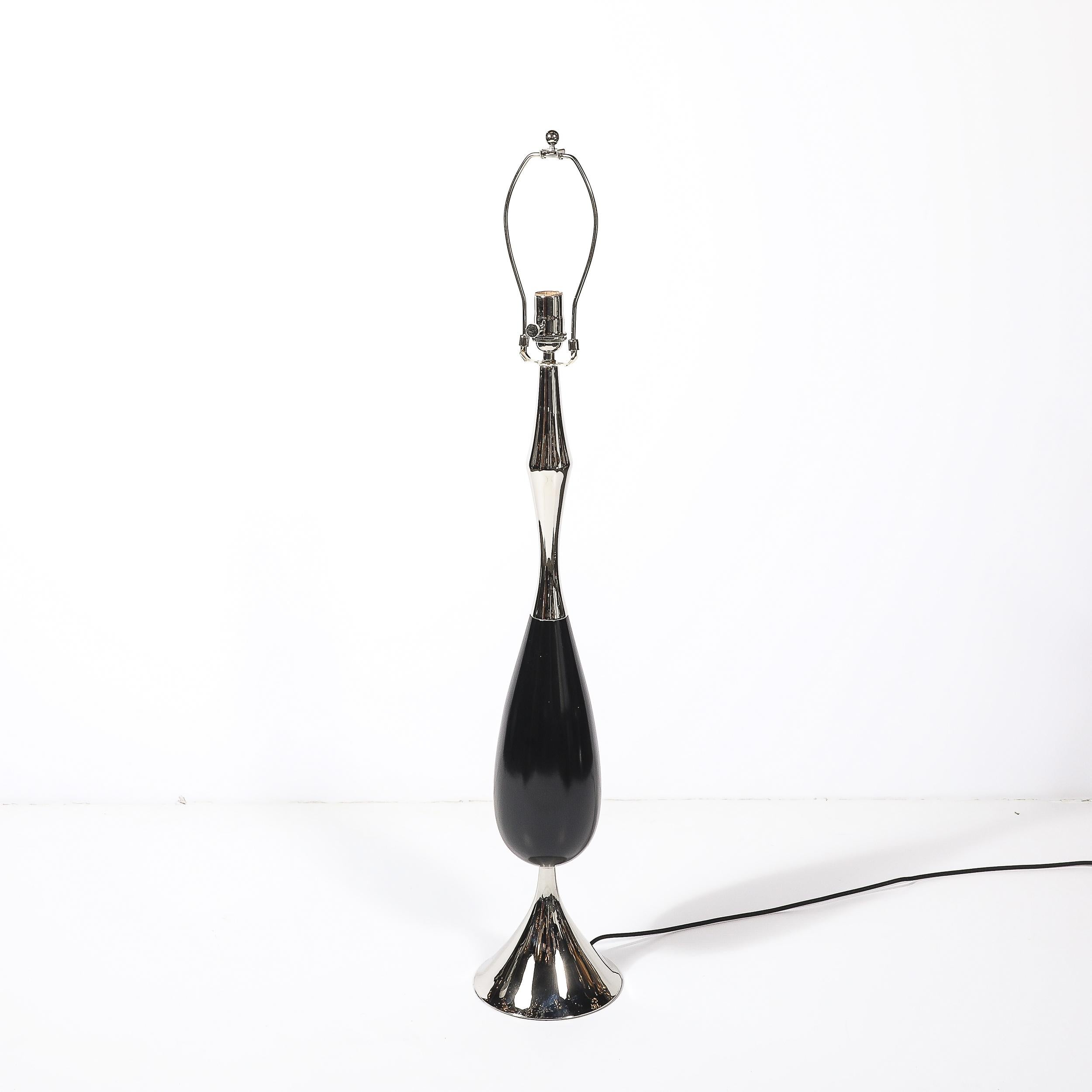 Nickel Paire de lampes de table du milieu du siècle en nickel poli et noyer ébonisé par Tony Paul en vente