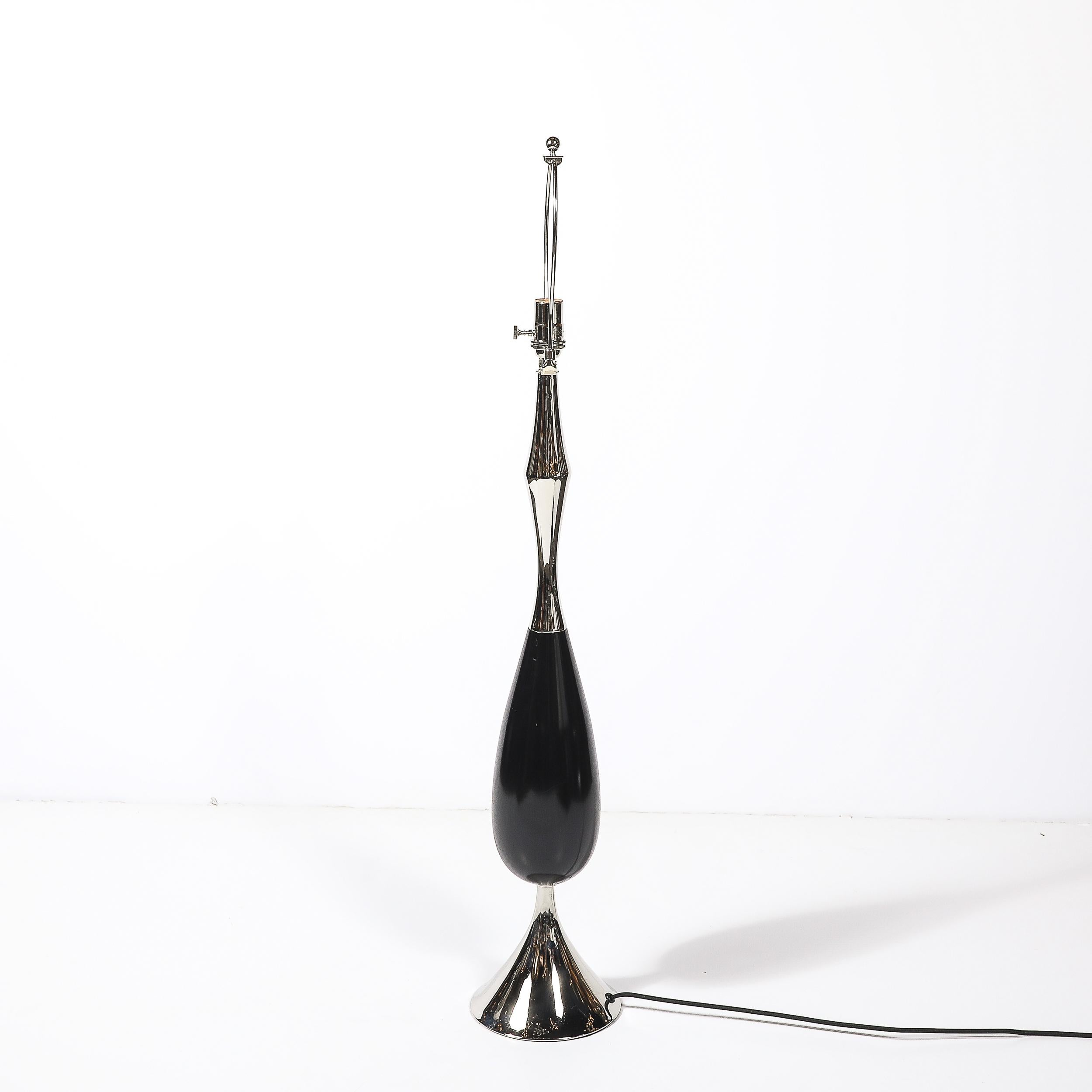 Paire de lampes de table du milieu du siècle en nickel poli et noyer ébonisé par Tony Paul en vente 1