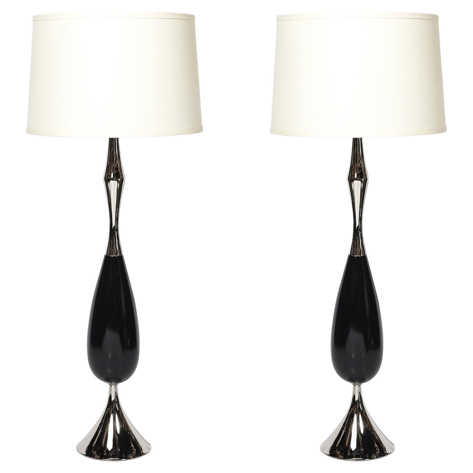 Paire de lampes de table du milieu du siècle en nickel poli et noyer ébonisé par Tony Paul en vente