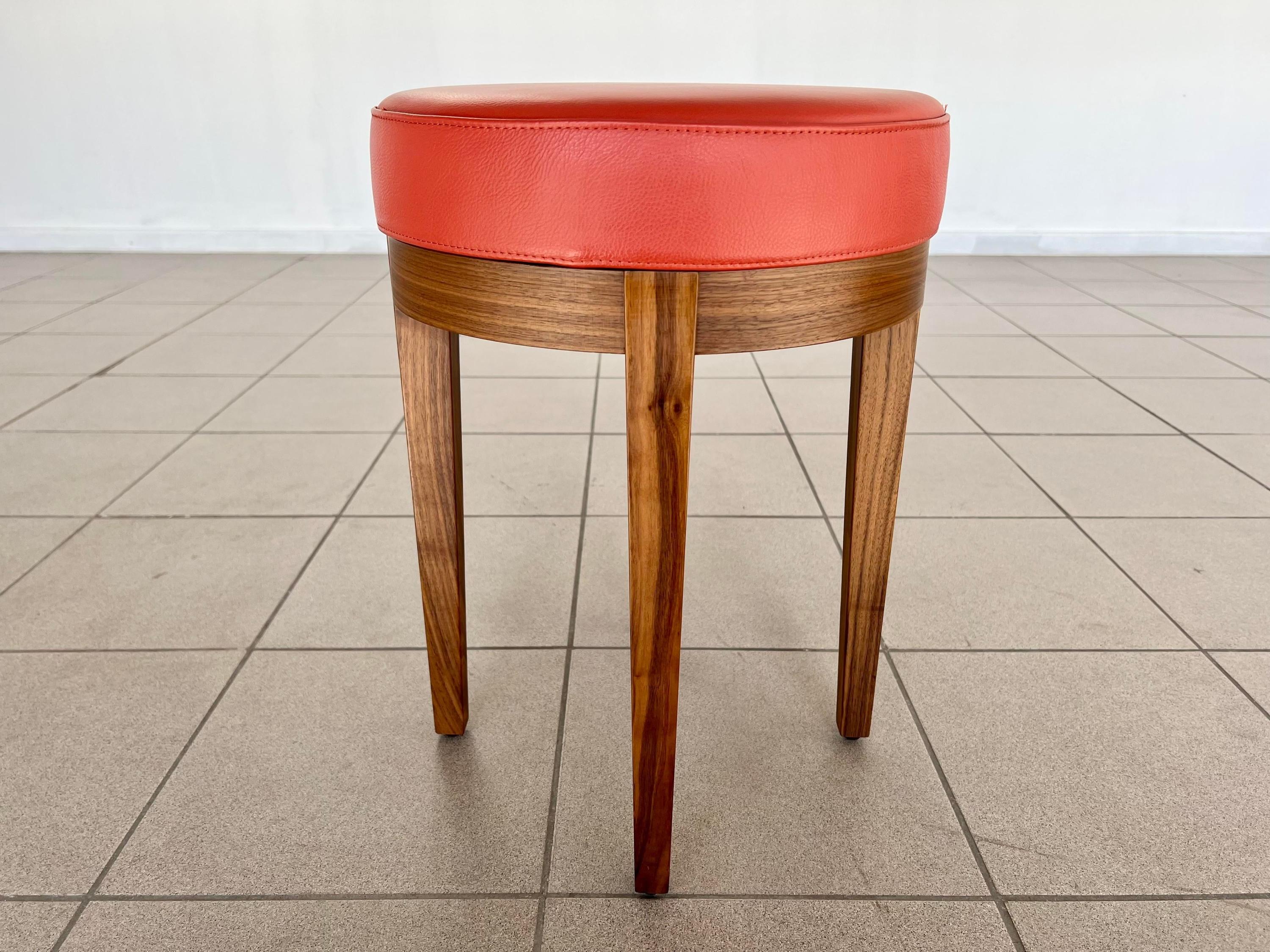 Questi eleganti sgabelli di metà secolo sono stati disegnati da Poltrona Frau, il famoso produttore di mobili italiano noto per i suoi pezzi imbottiti in pelle. Gli sgabelli sono stati realizzati in legno massiccio di teak che è stato tinto di una