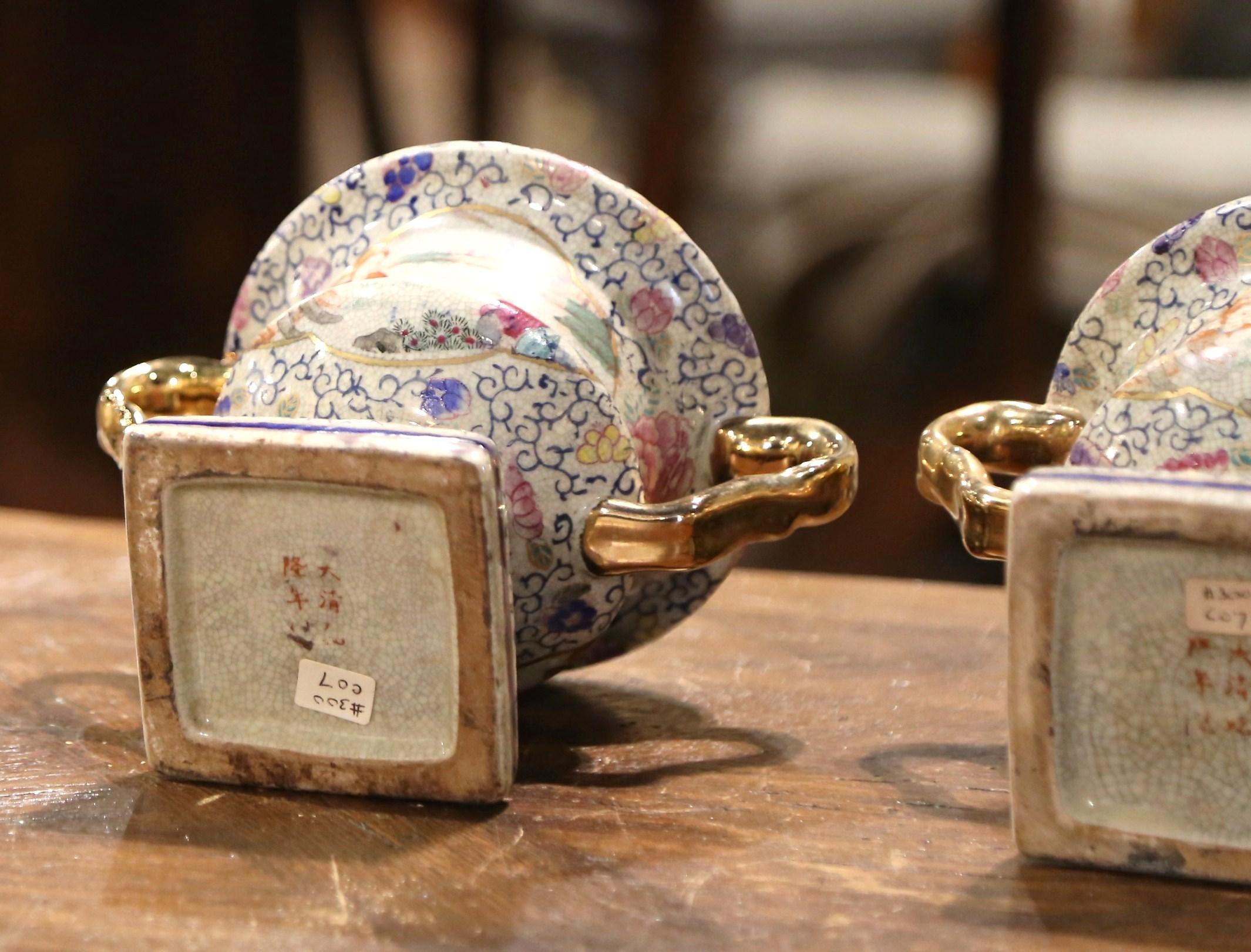 Paar chinesische Porzellanurnen aus der Jahrhundertmitte im Angebot 4