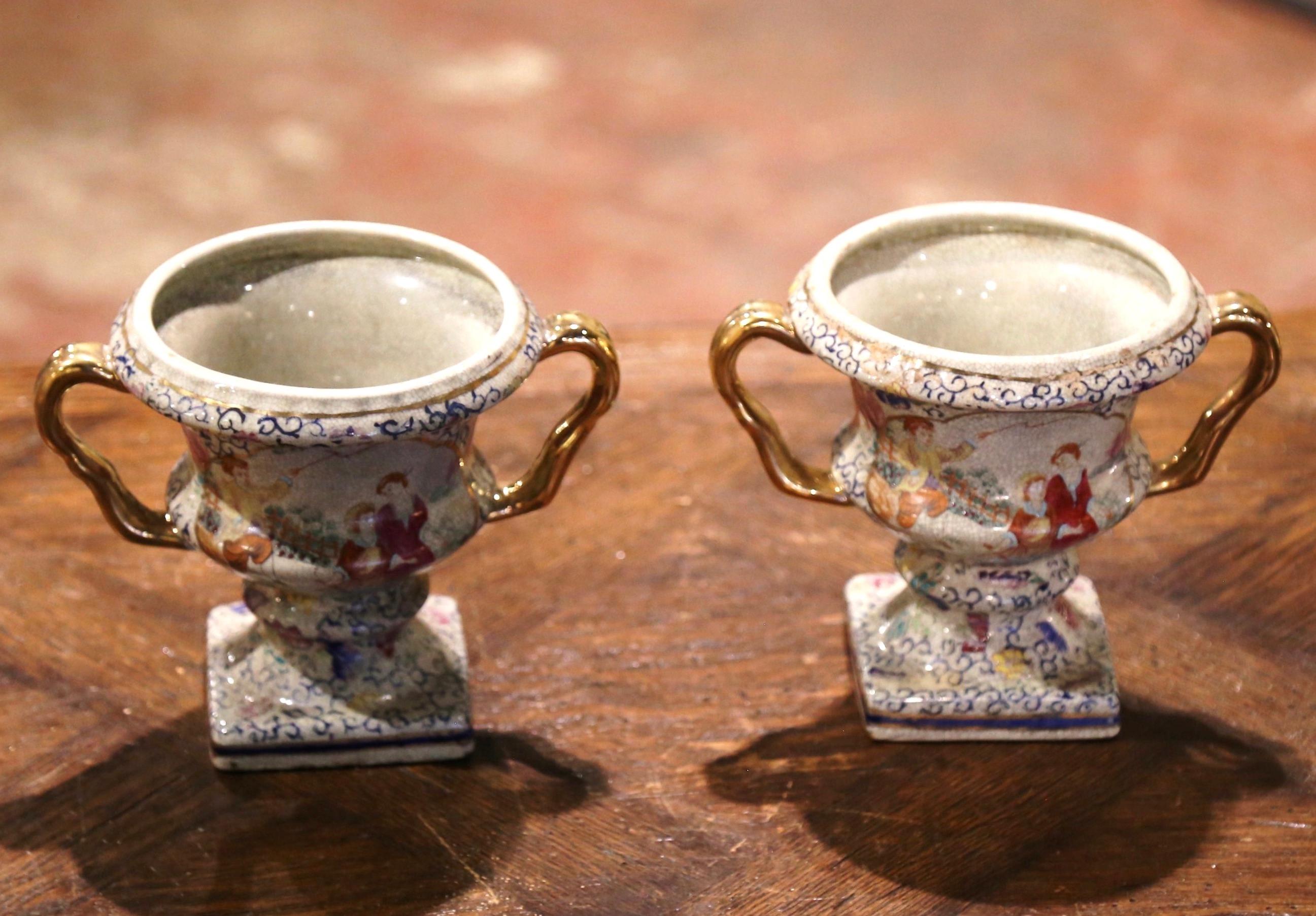 Paar chinesische Porzellanurnen aus der Jahrhundertmitte im Zustand „Hervorragend“ im Angebot in Dallas, TX
