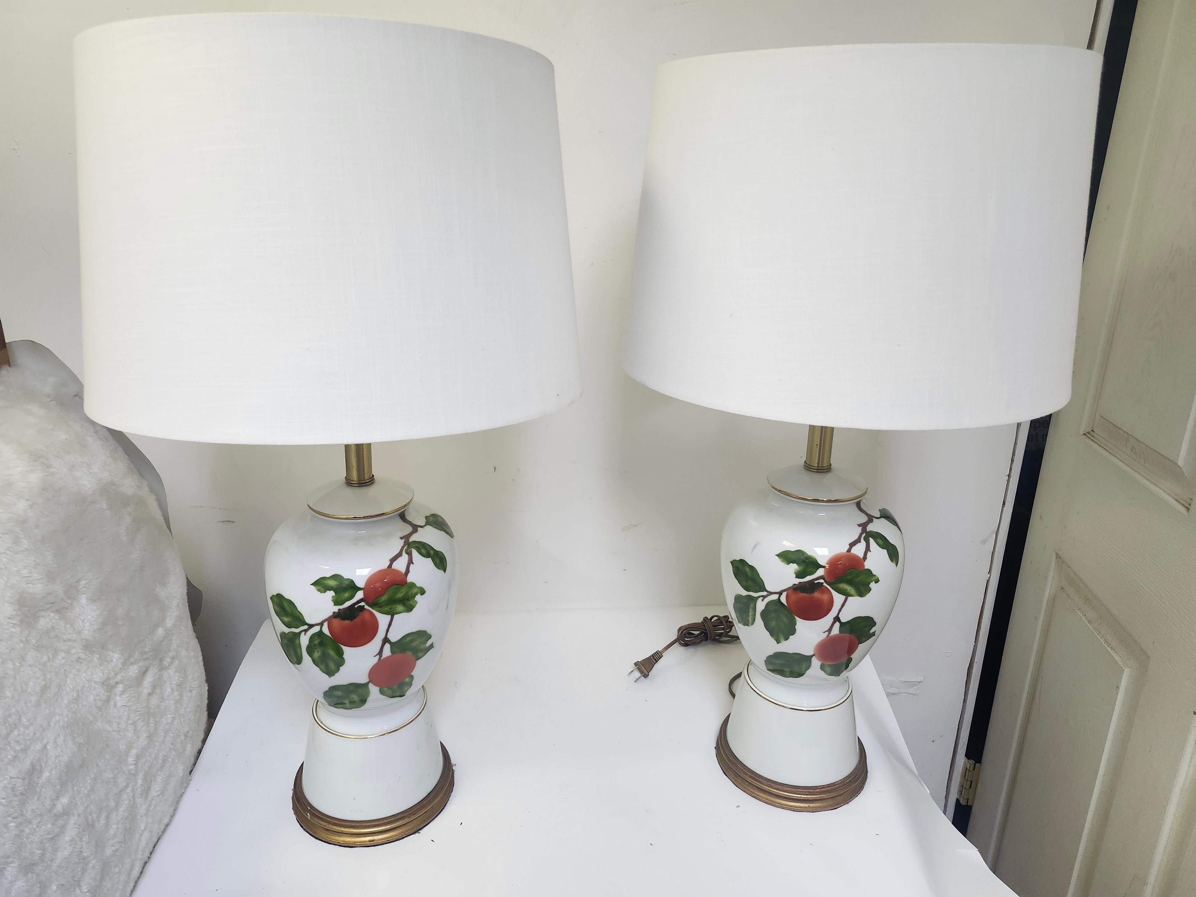 Coppia di porcellane della metà del secolo scorso con frutta dipinta a mano e basi in legno dorato Mabro in vendita 2