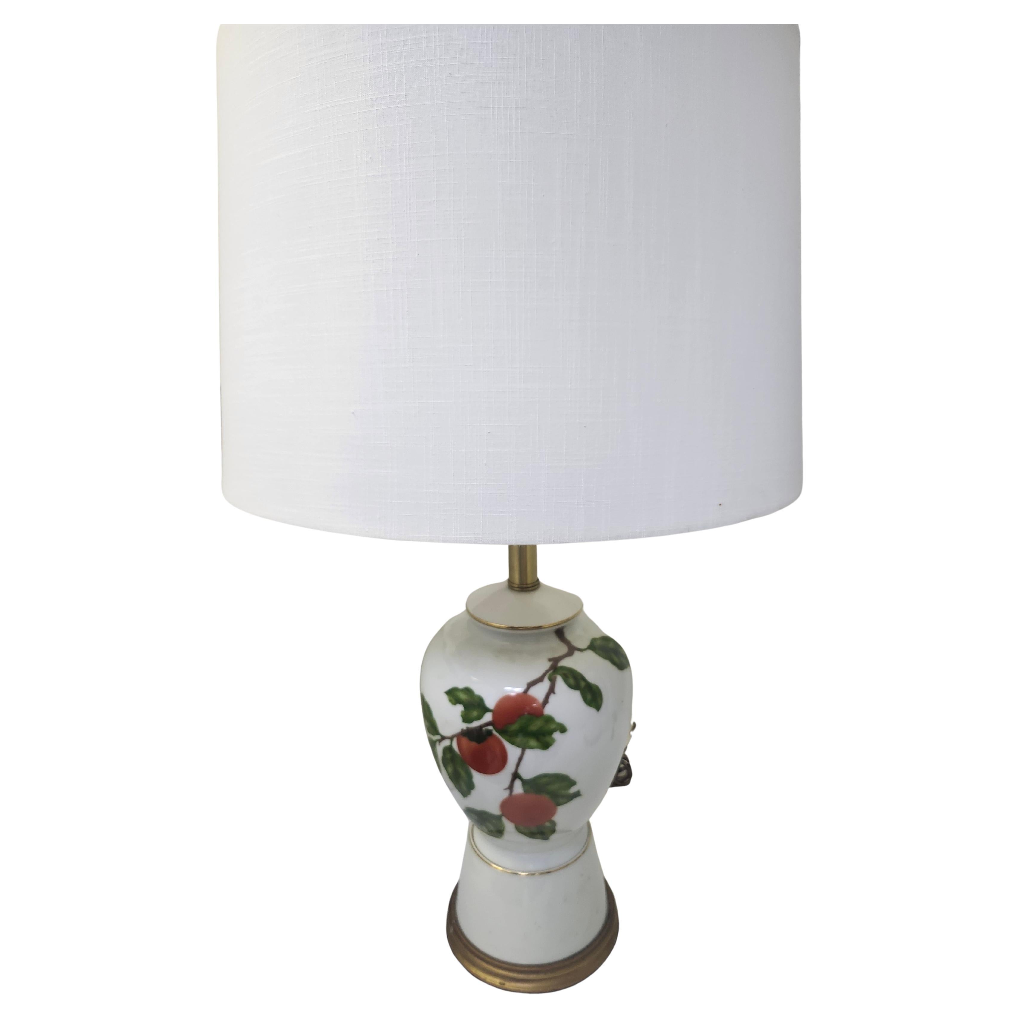 Favolose lampade da tavolo in porcellana a forma di urna in stile classico con frutta sulla vite dipinta a mano.
Basi in legno dorato di alta qualità della Mabro co. Italia C1965.  I paralumi sono buoni ma non sono nuovi, le misure sono da 11 a 15