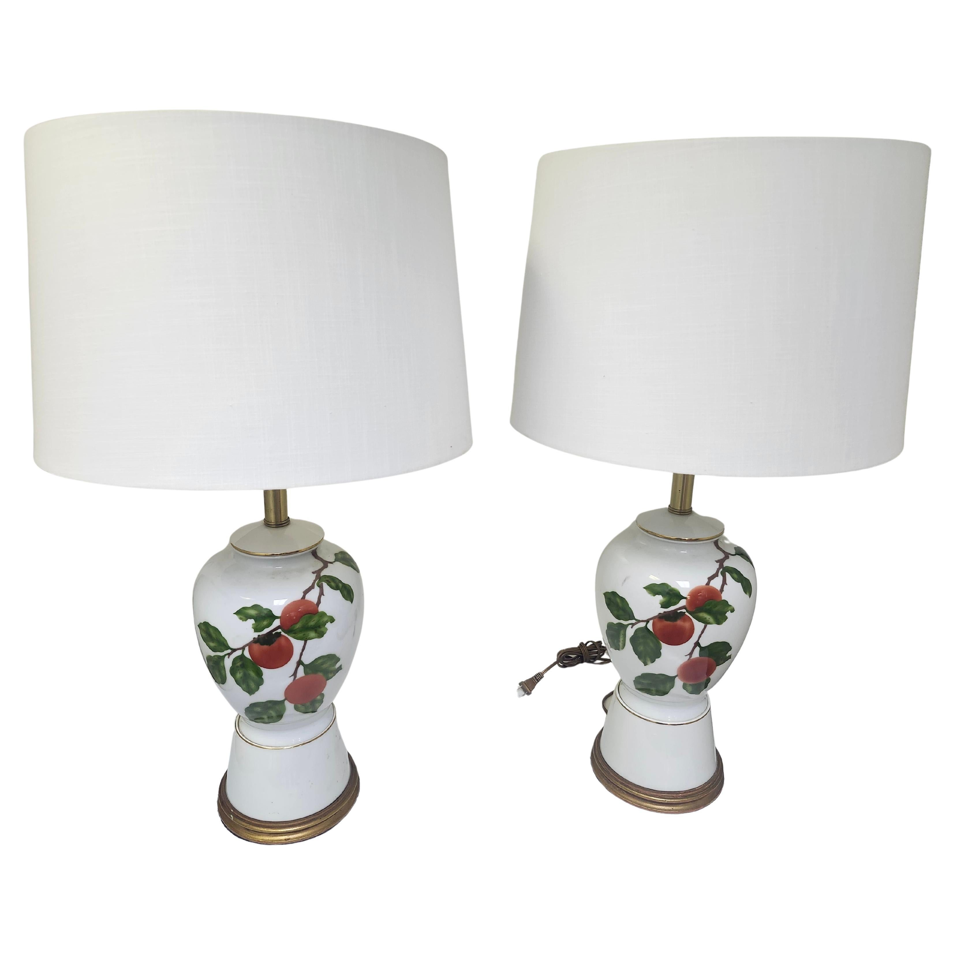 Neoclassico Coppia di porcellane della metà del secolo scorso con frutta dipinta a mano e basi in legno dorato Mabro in vendita