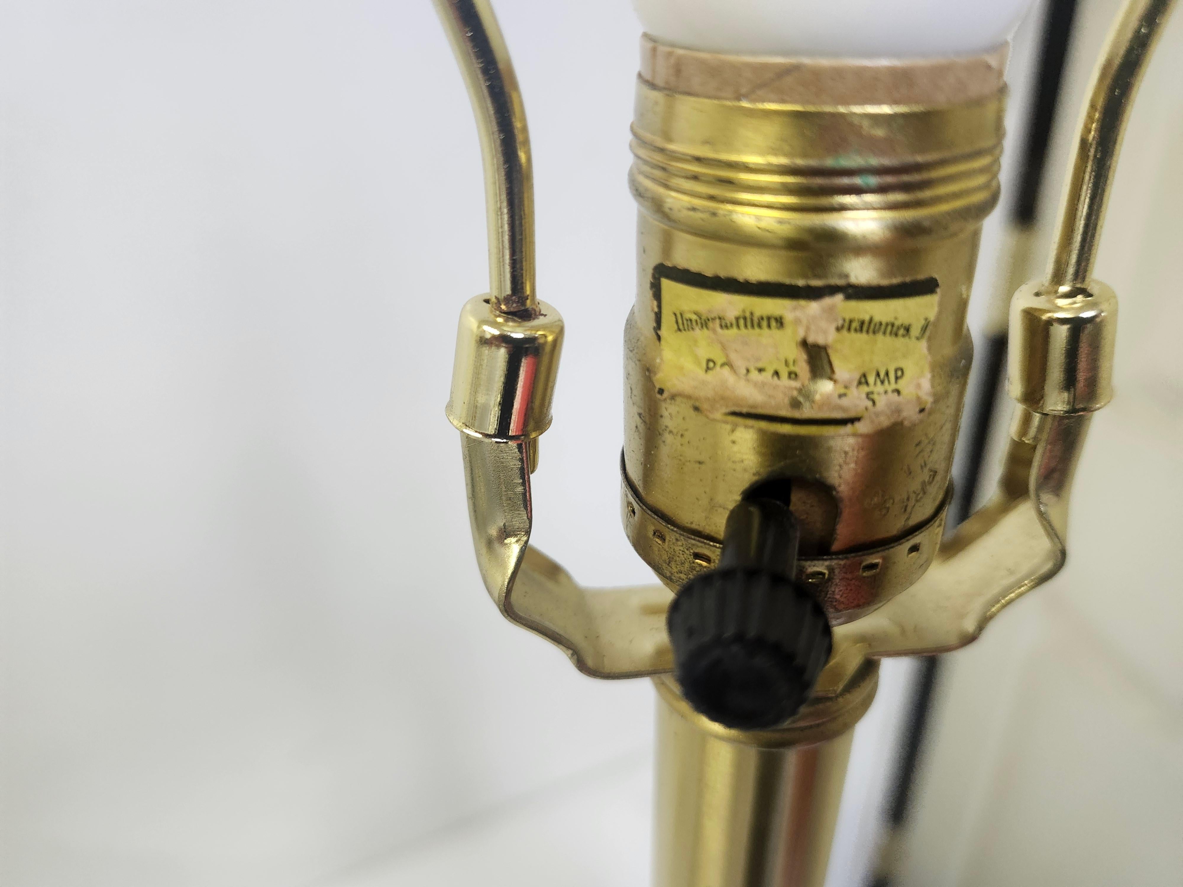 Italiano Coppia di porcellane della metà del secolo scorso con frutta dipinta a mano e basi in legno dorato Mabro in vendita